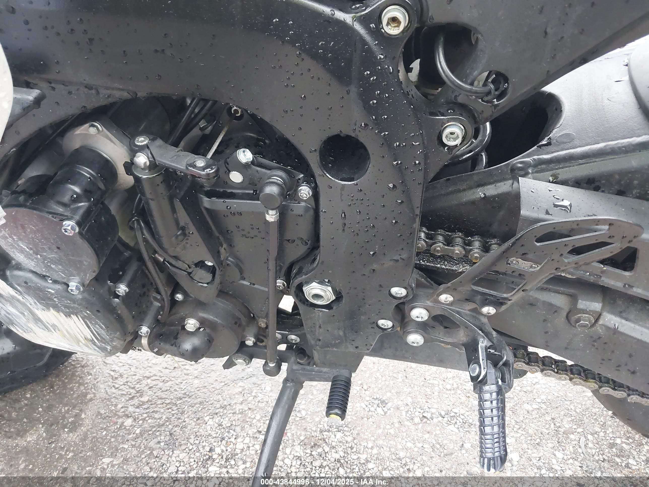 SUZUKI GSX-R600 image 9