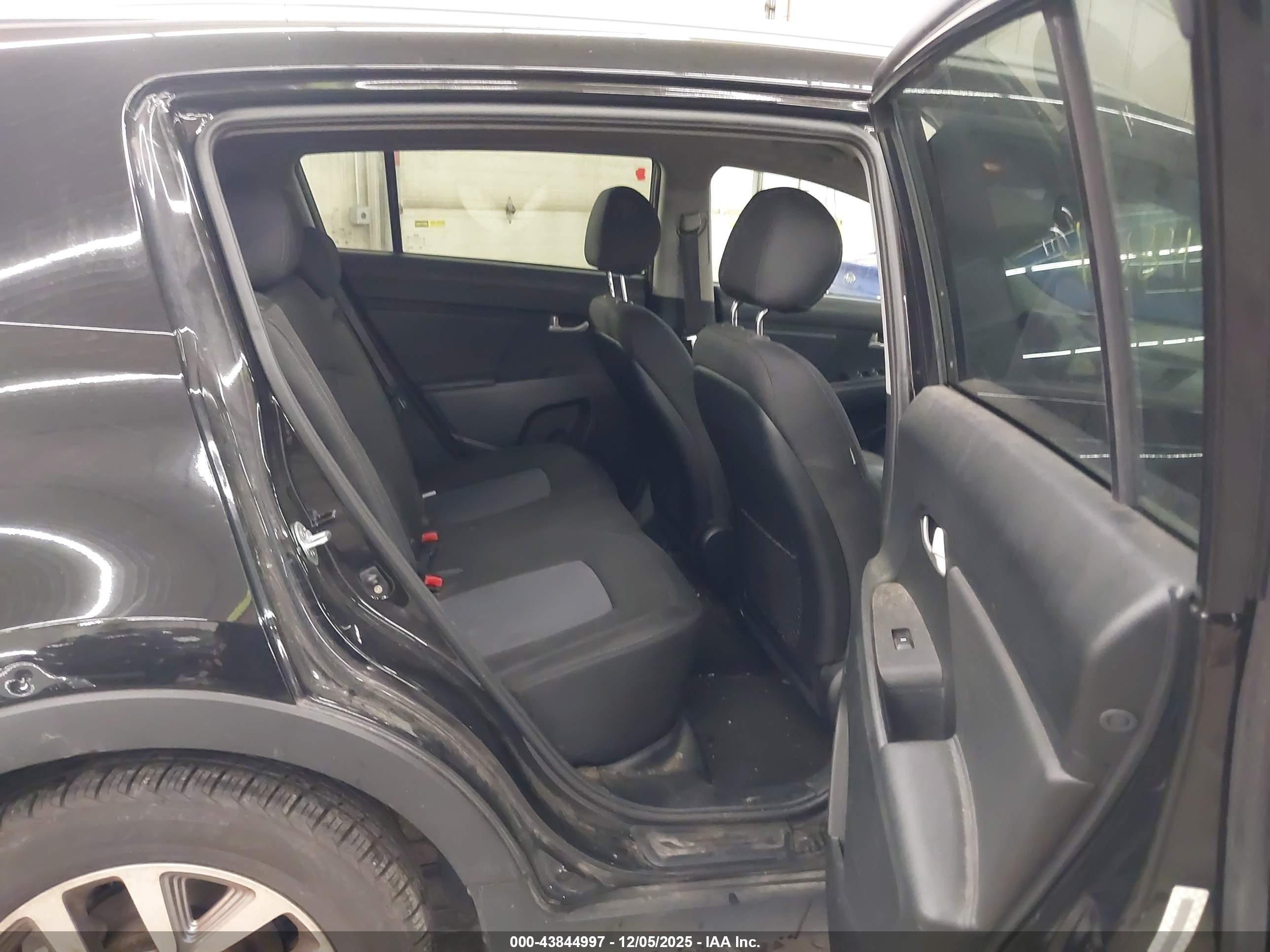 KIA SPORTAGE image 8