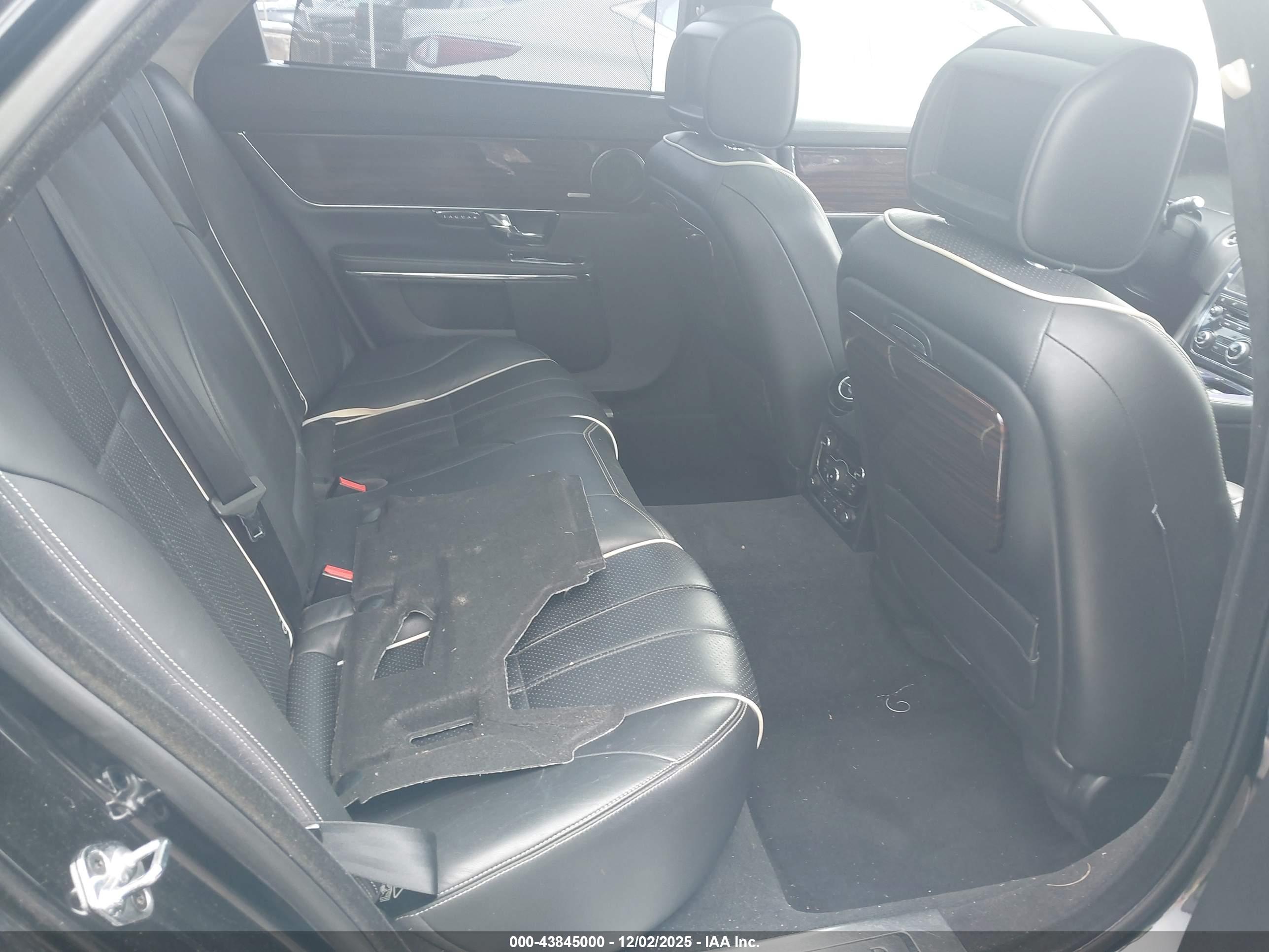 JAGUAR XJ image 8