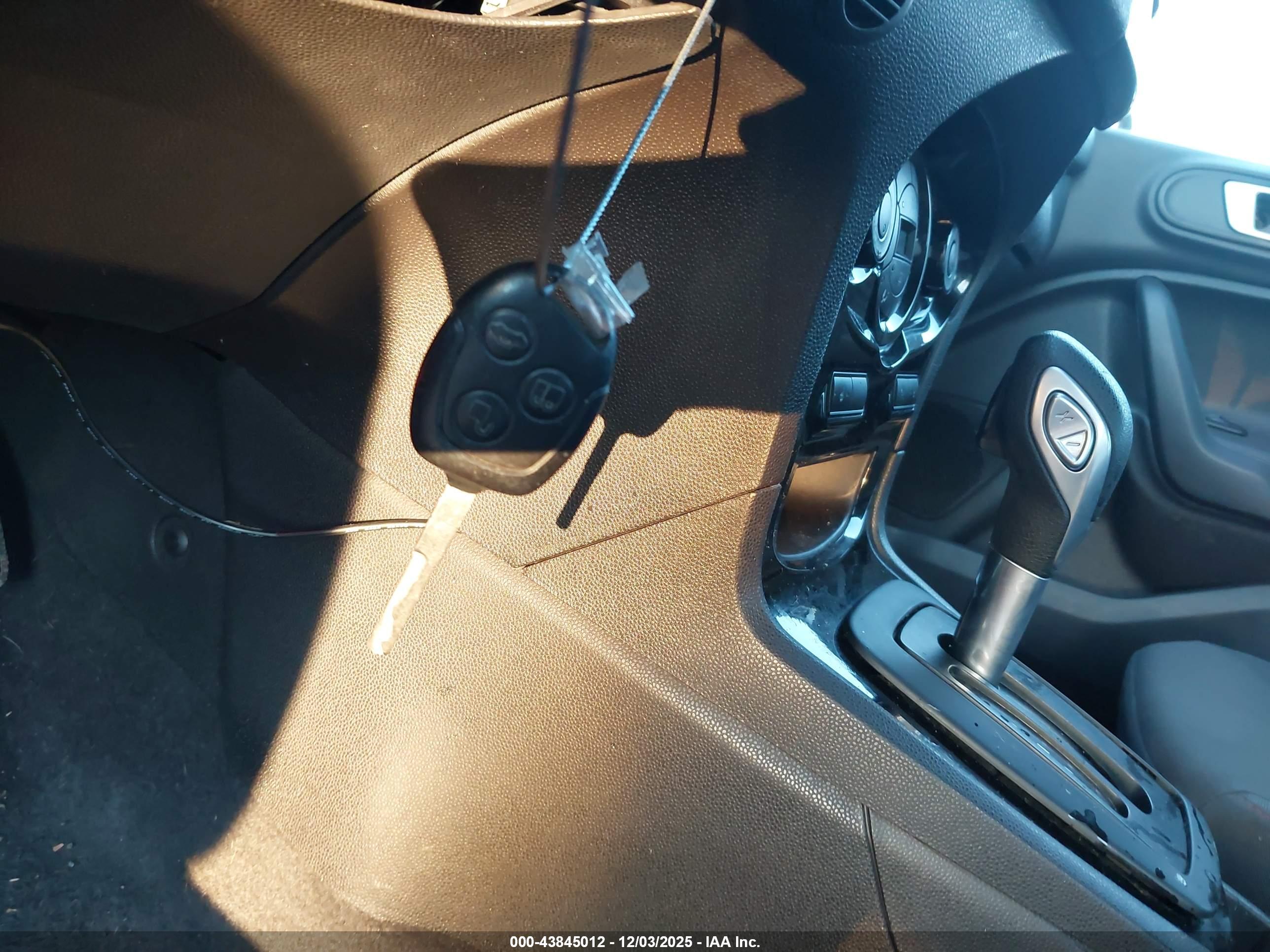 FORD FIESTA image 11