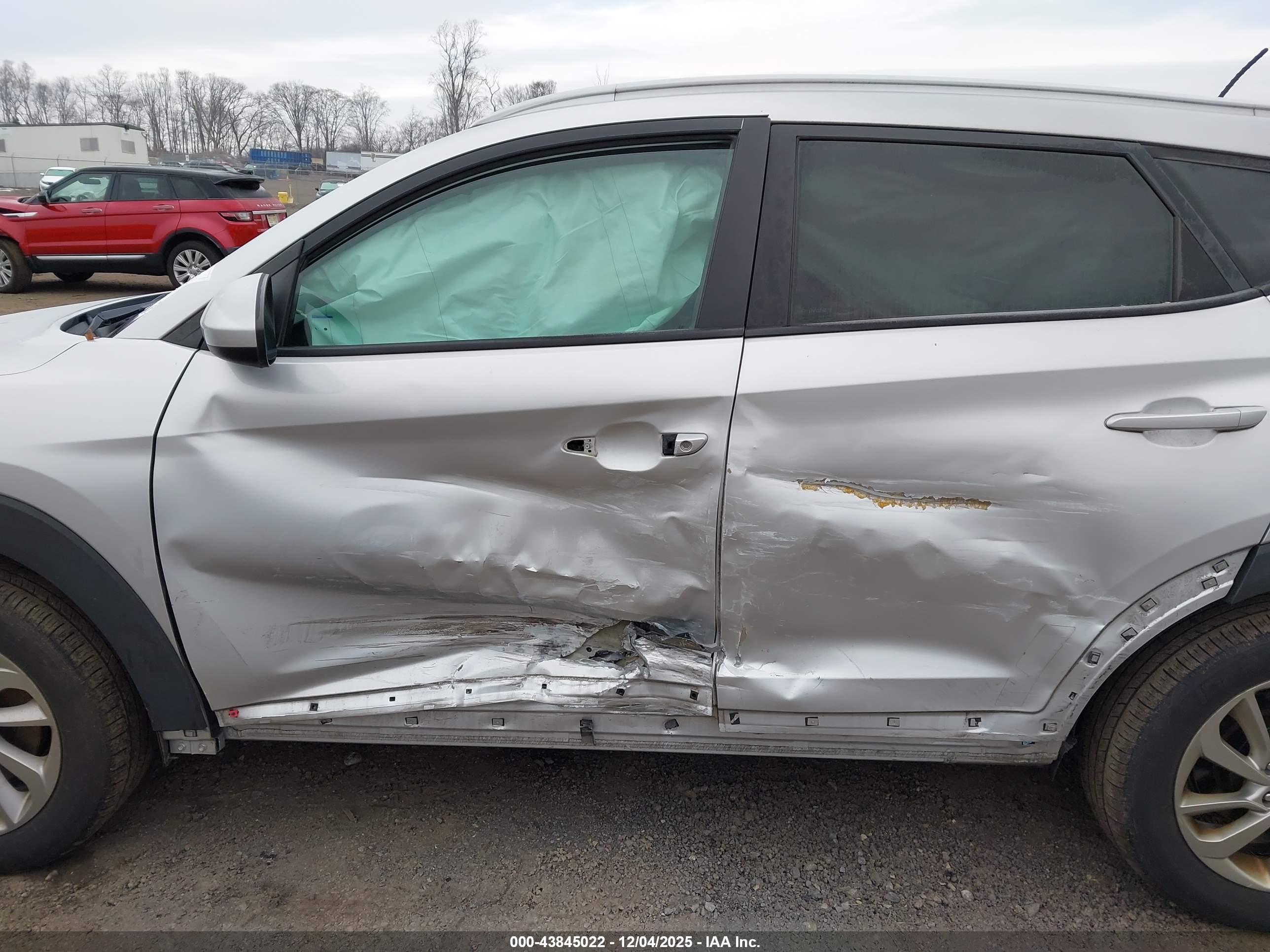 HYUNDAI TUCSON image 6