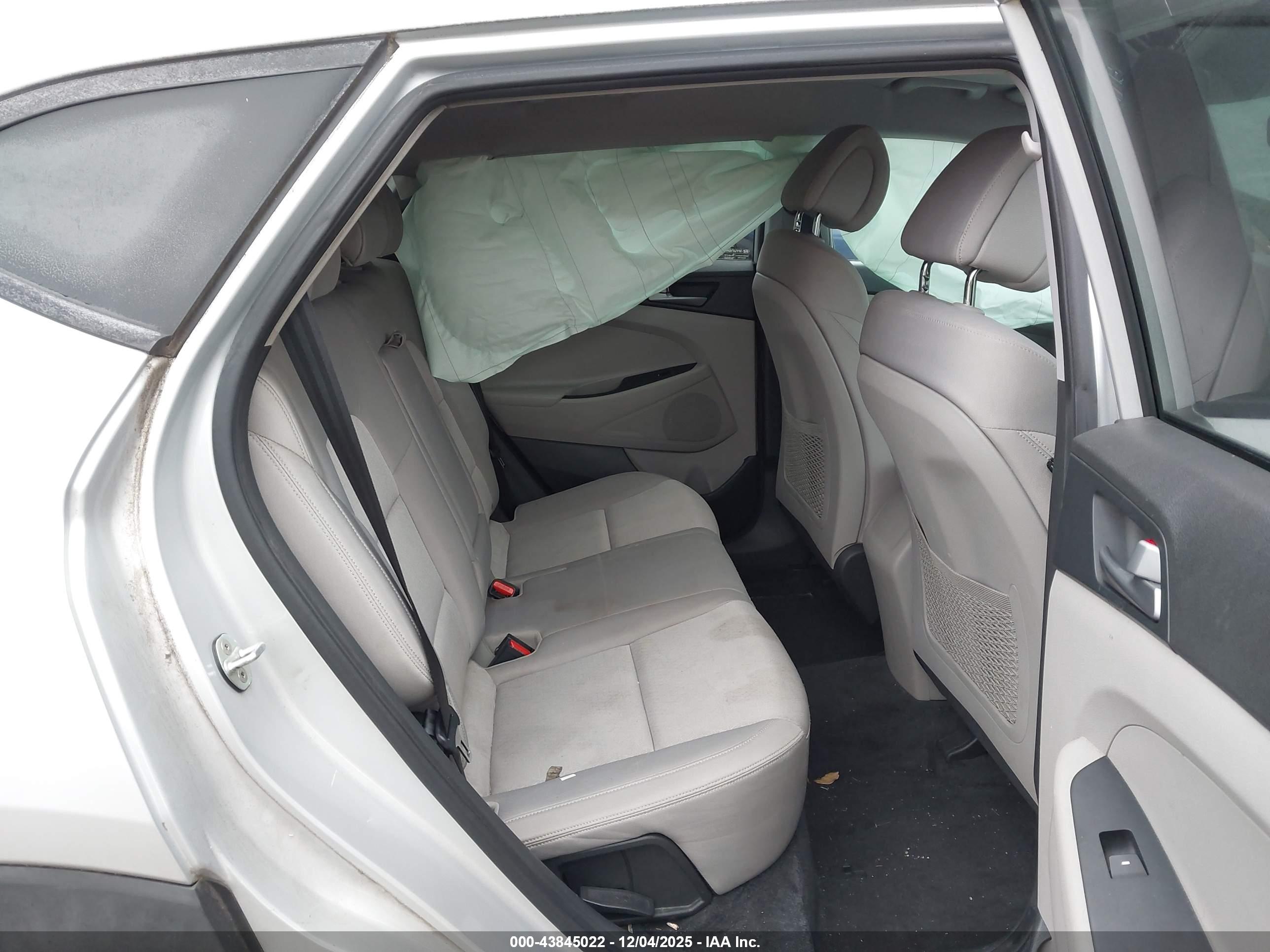 HYUNDAI TUCSON image 8