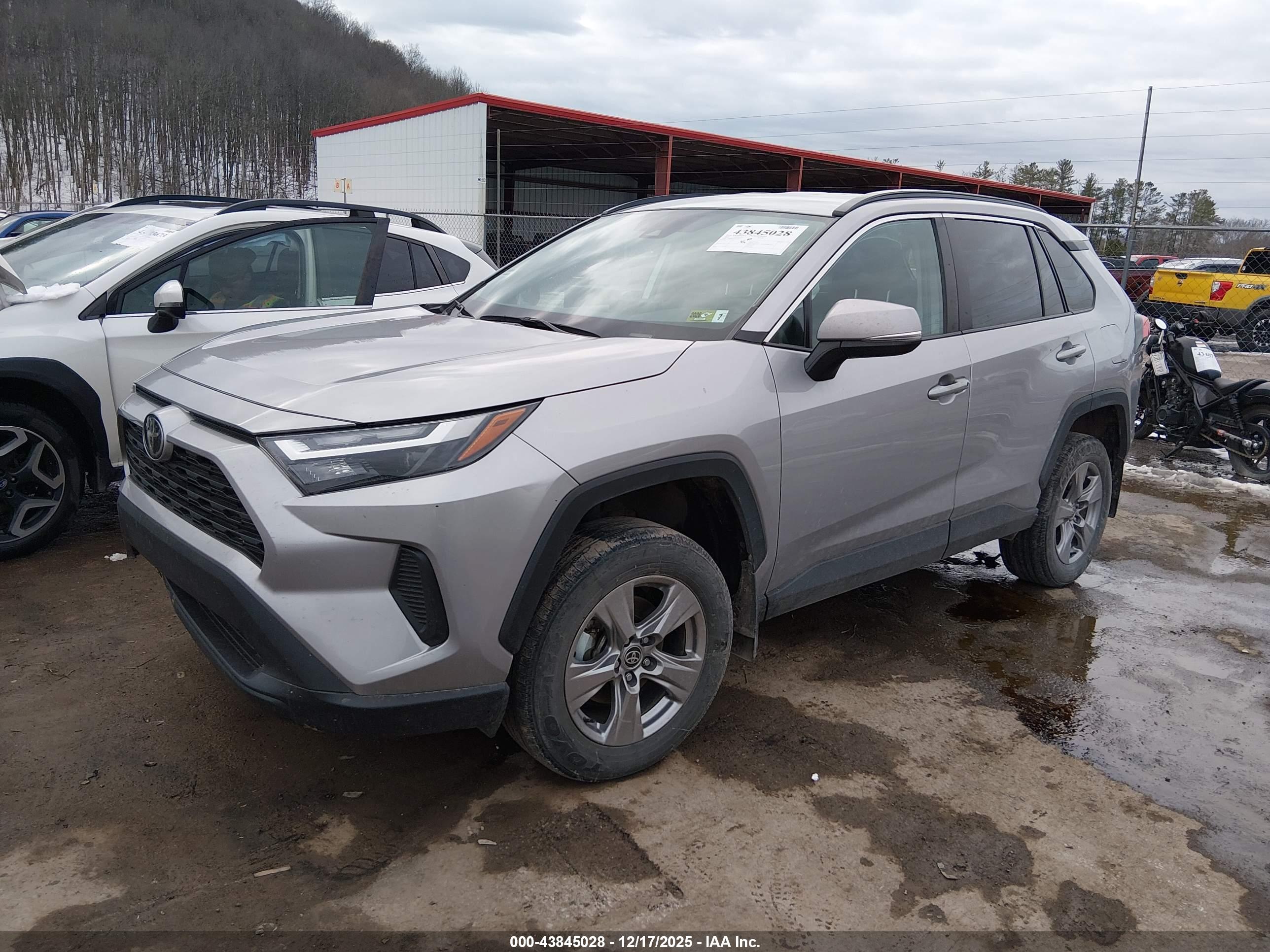 TOYOTA RAV4 image 2