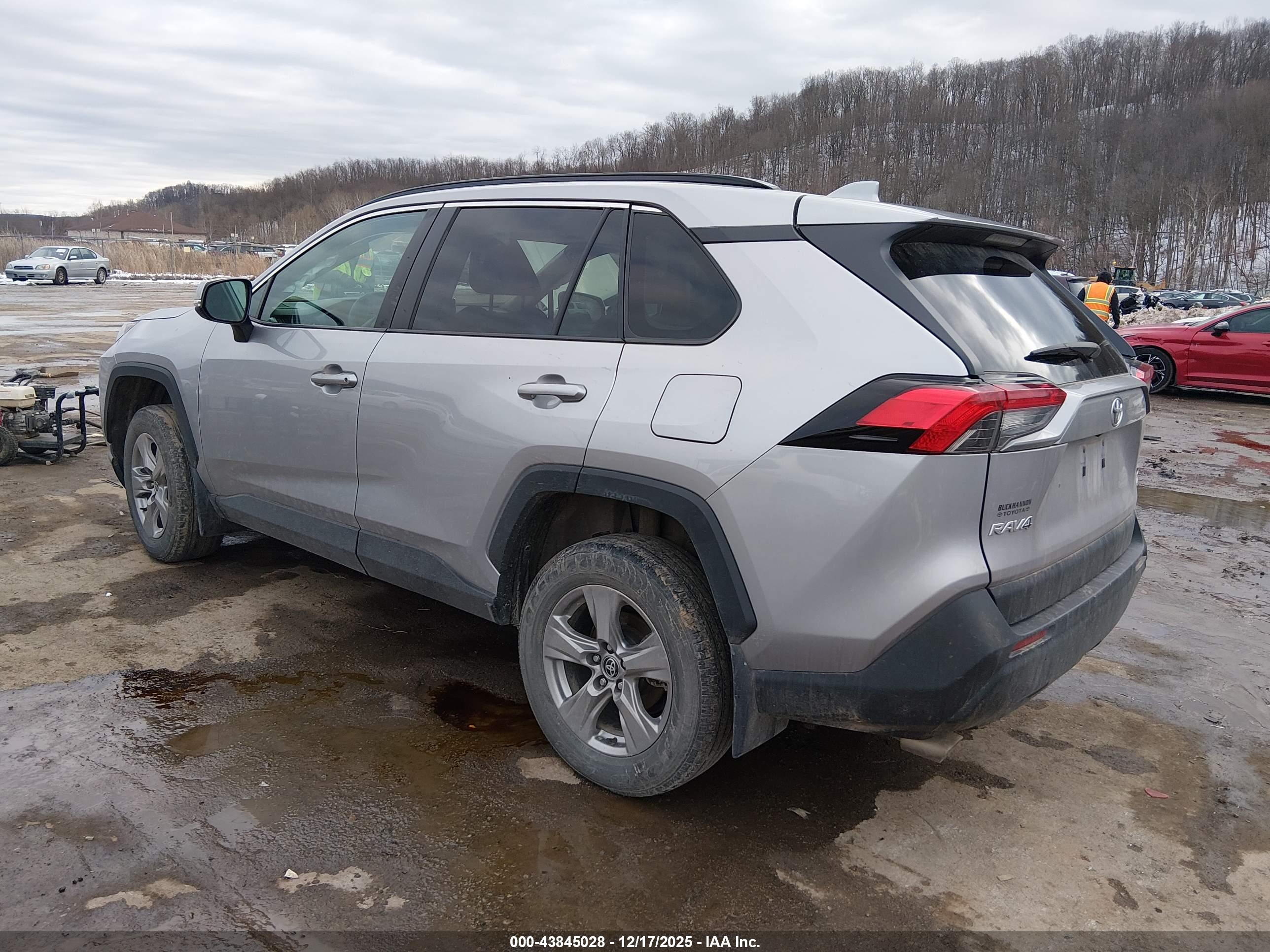 TOYOTA RAV4 image 3