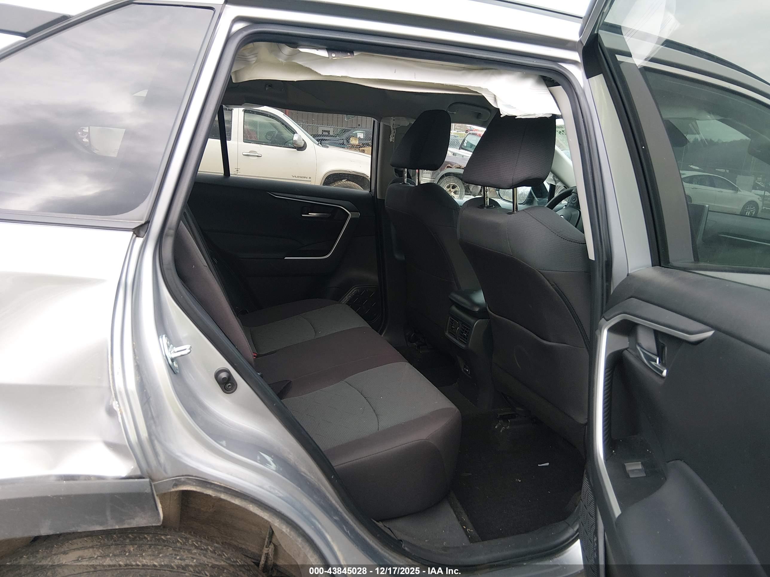 TOYOTA RAV4 image 8