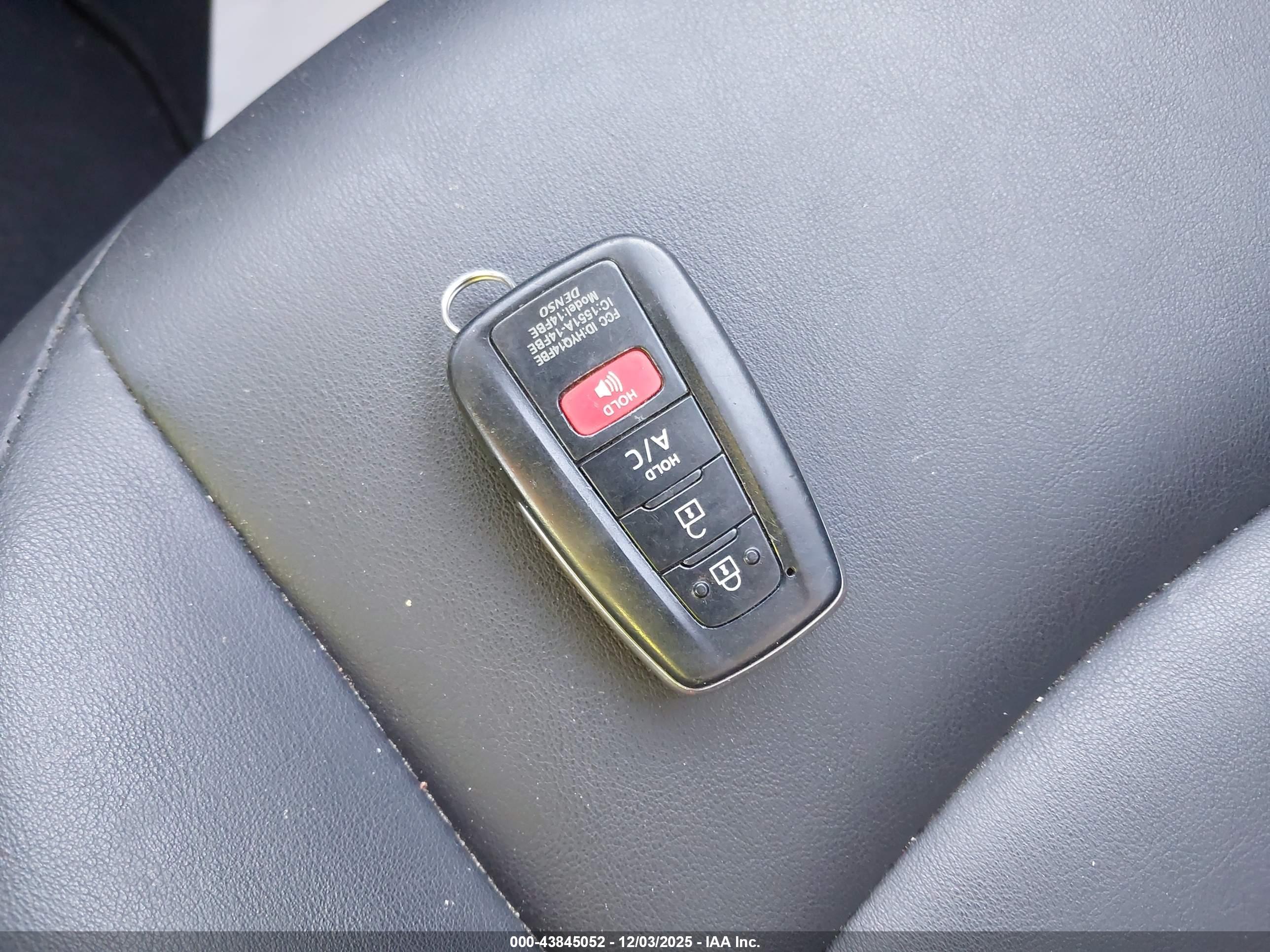 TOYOTA PRIUS image 11