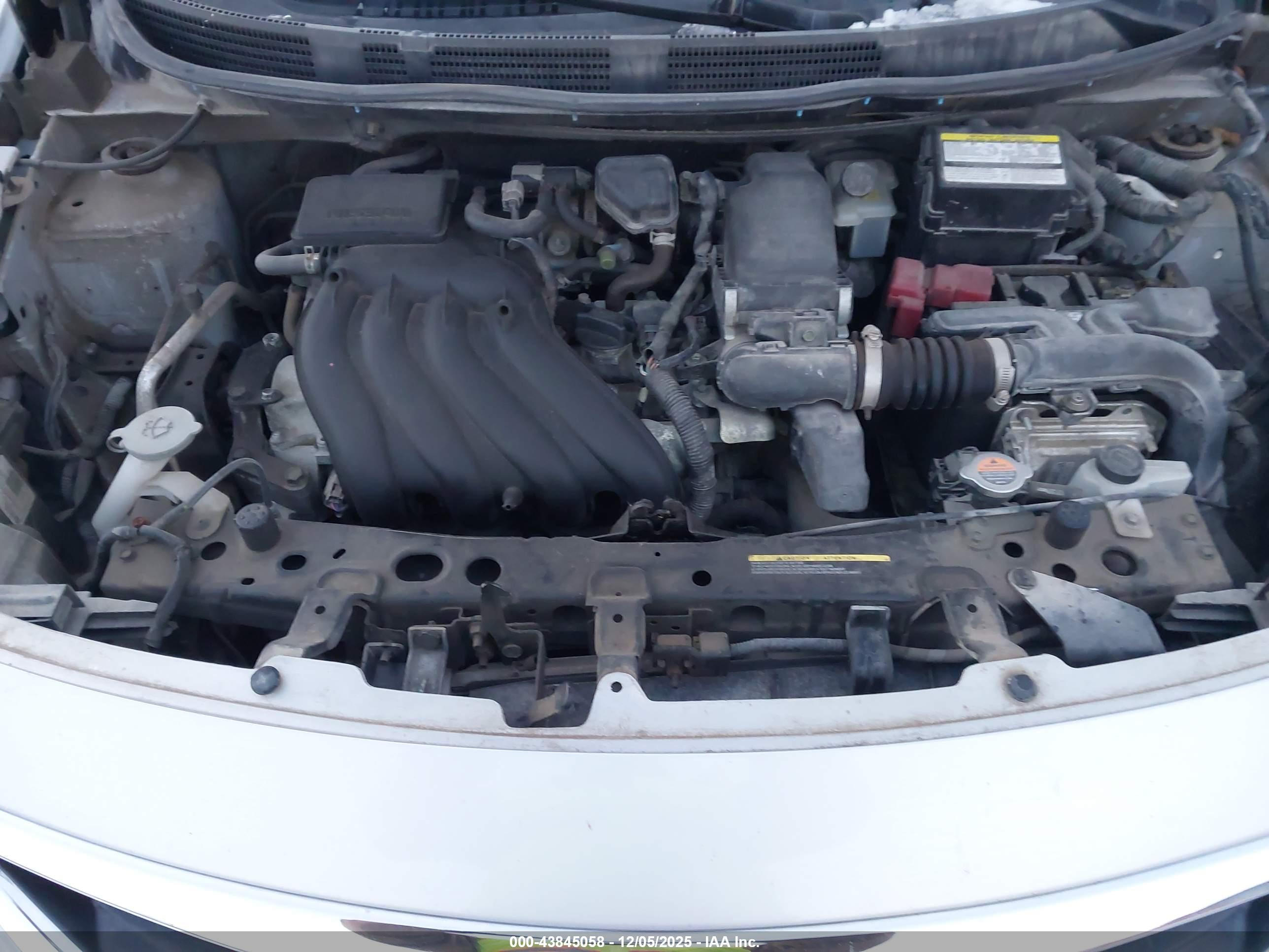 NISSAN VERSA image 10