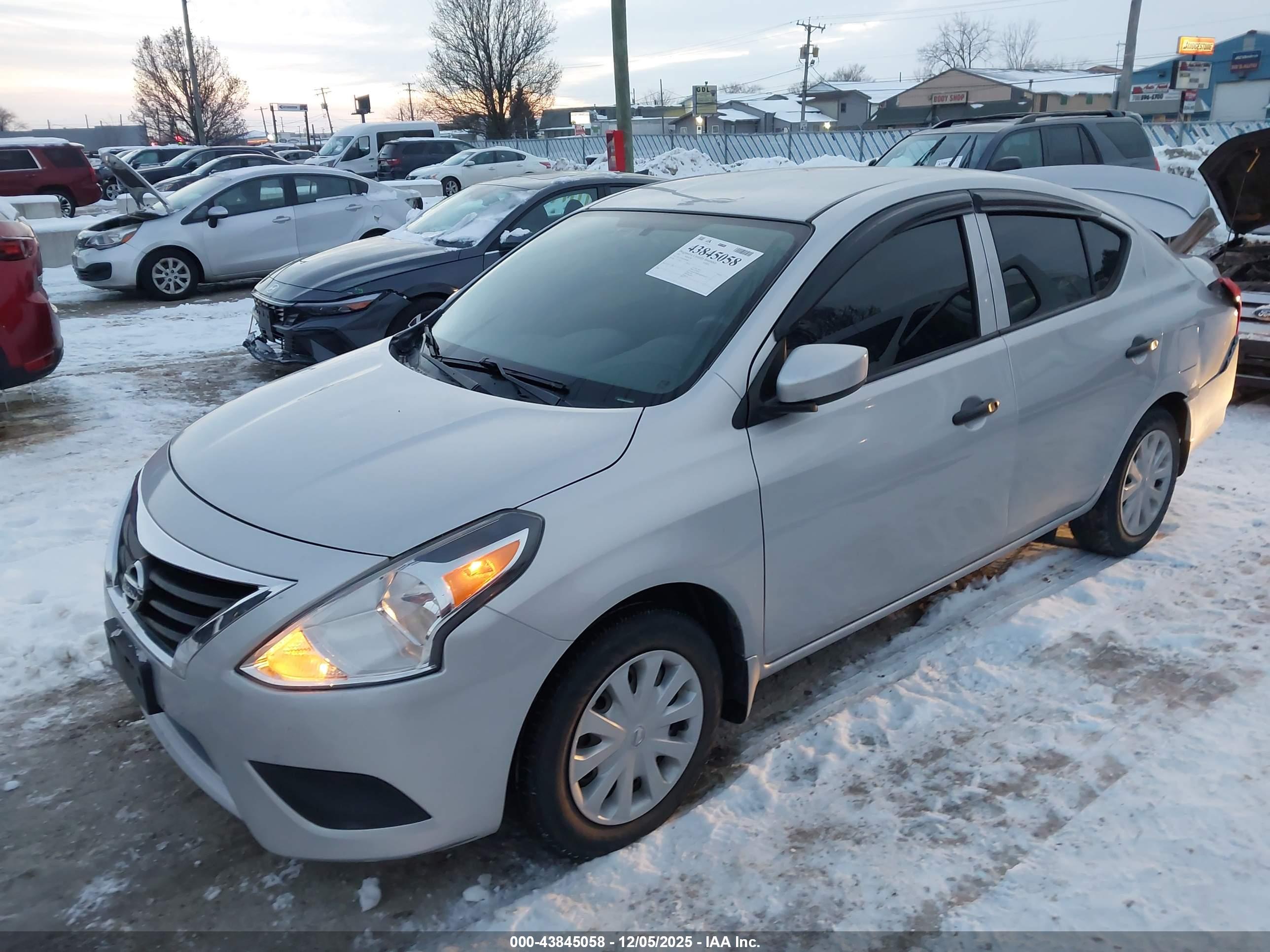 NISSAN VERSA image 2