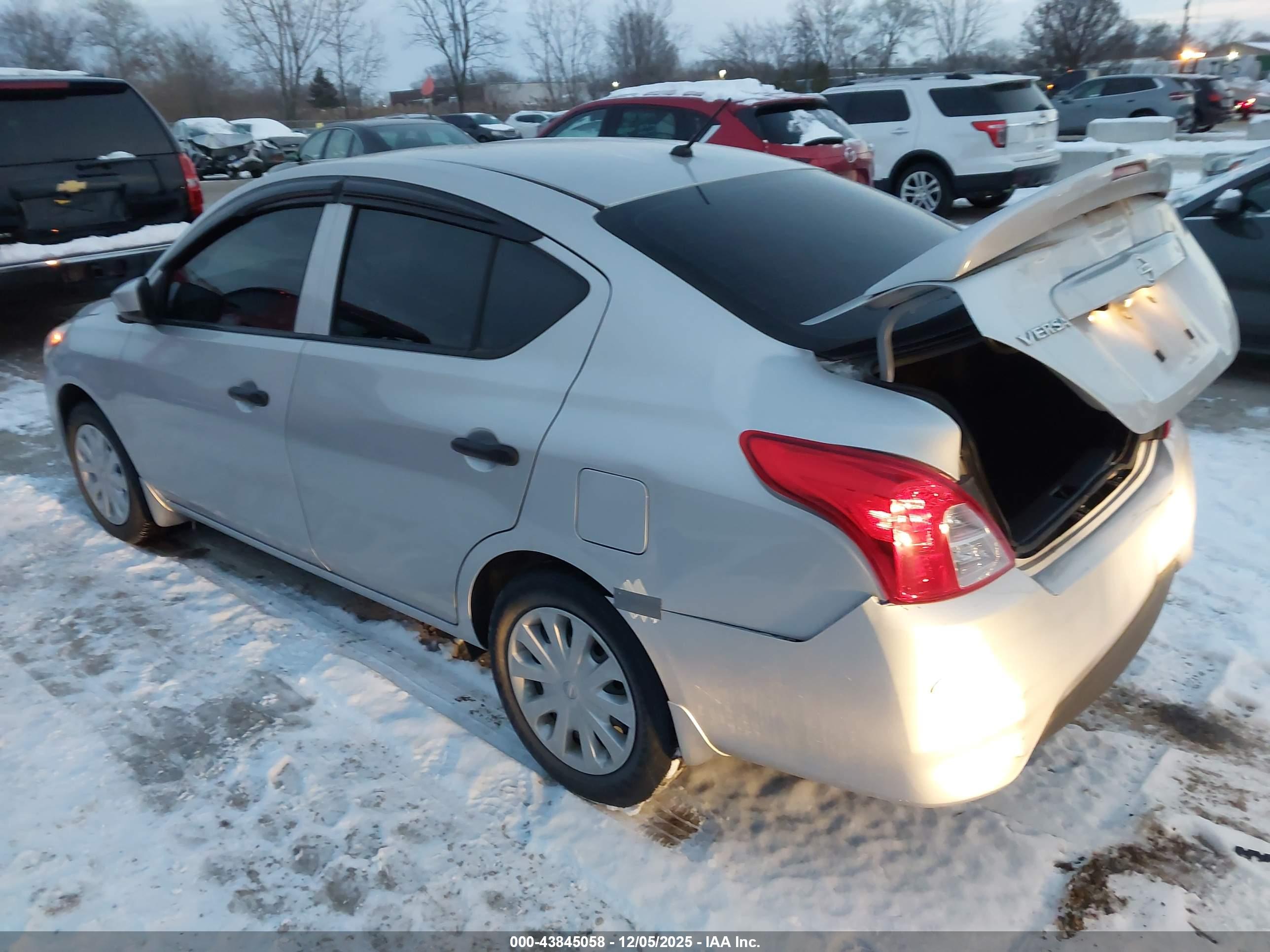 NISSAN VERSA image 3