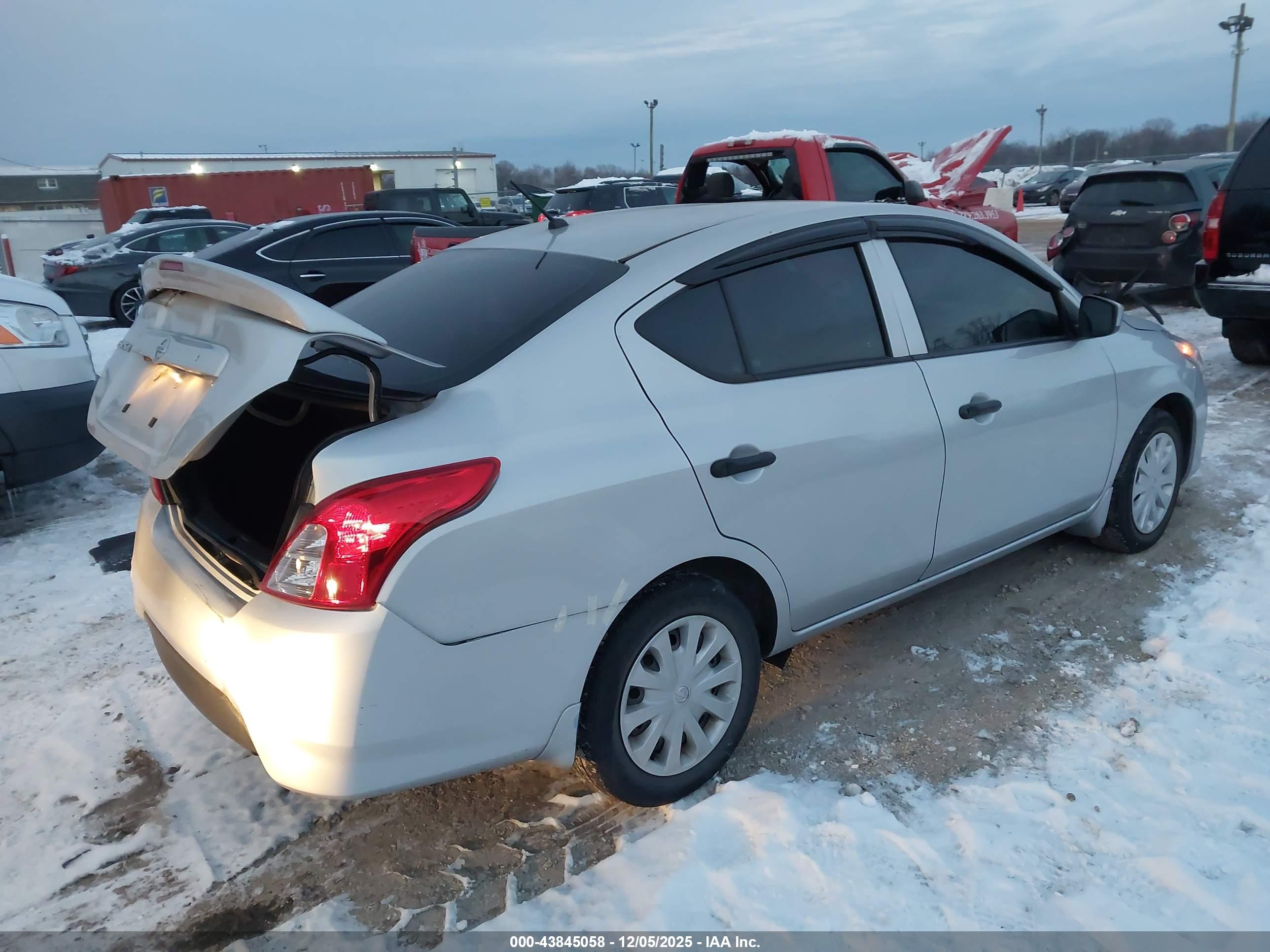 NISSAN VERSA image 4