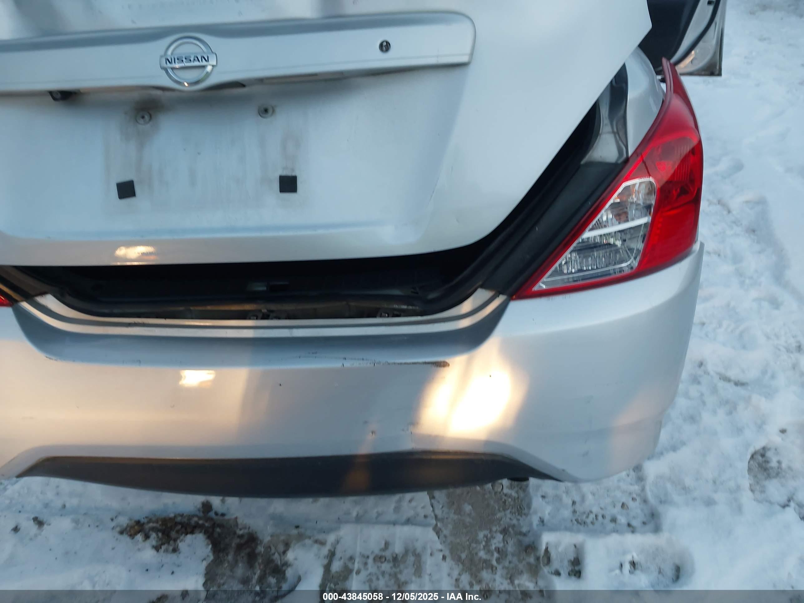 NISSAN VERSA image 6