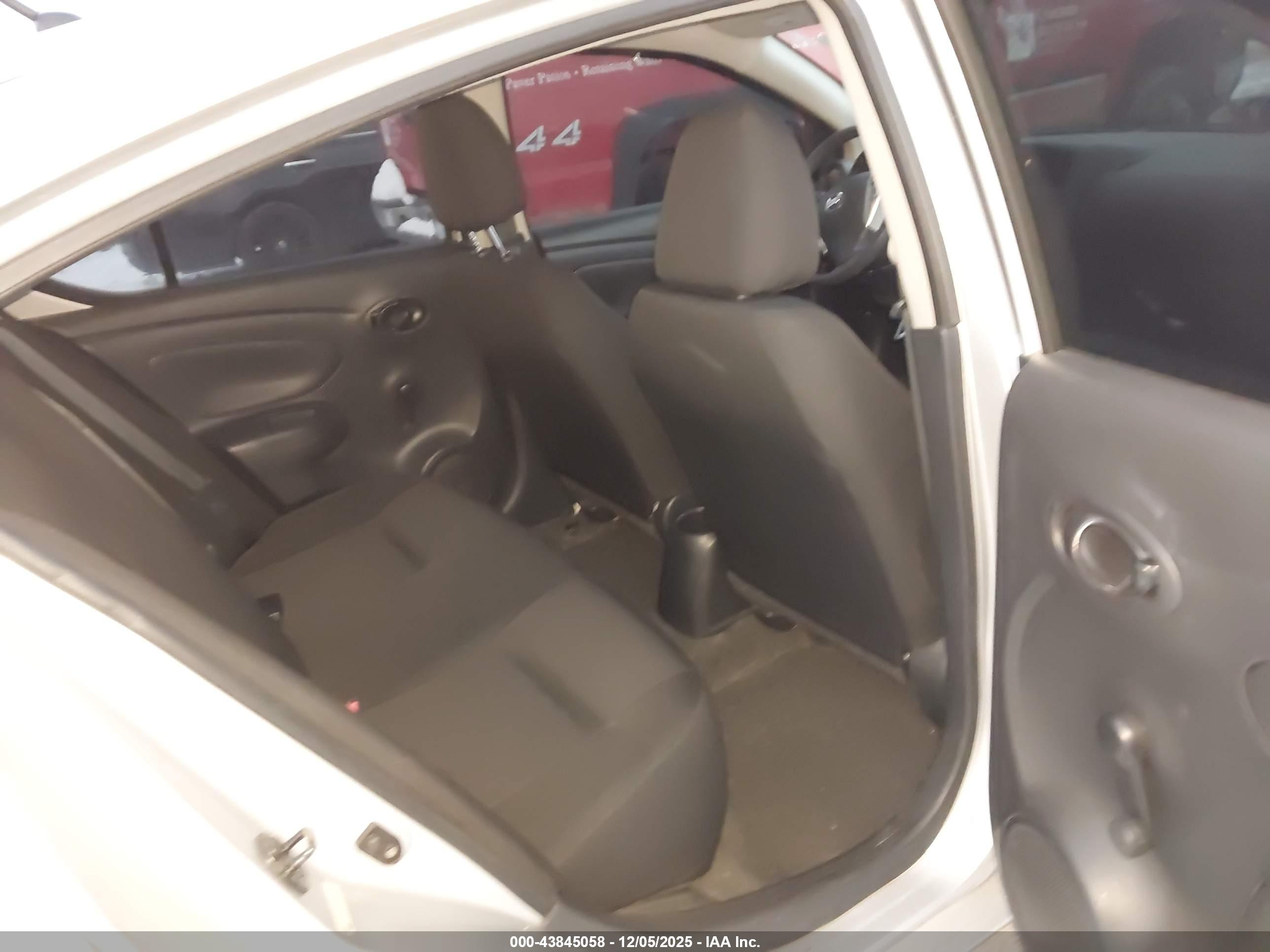NISSAN VERSA image 8