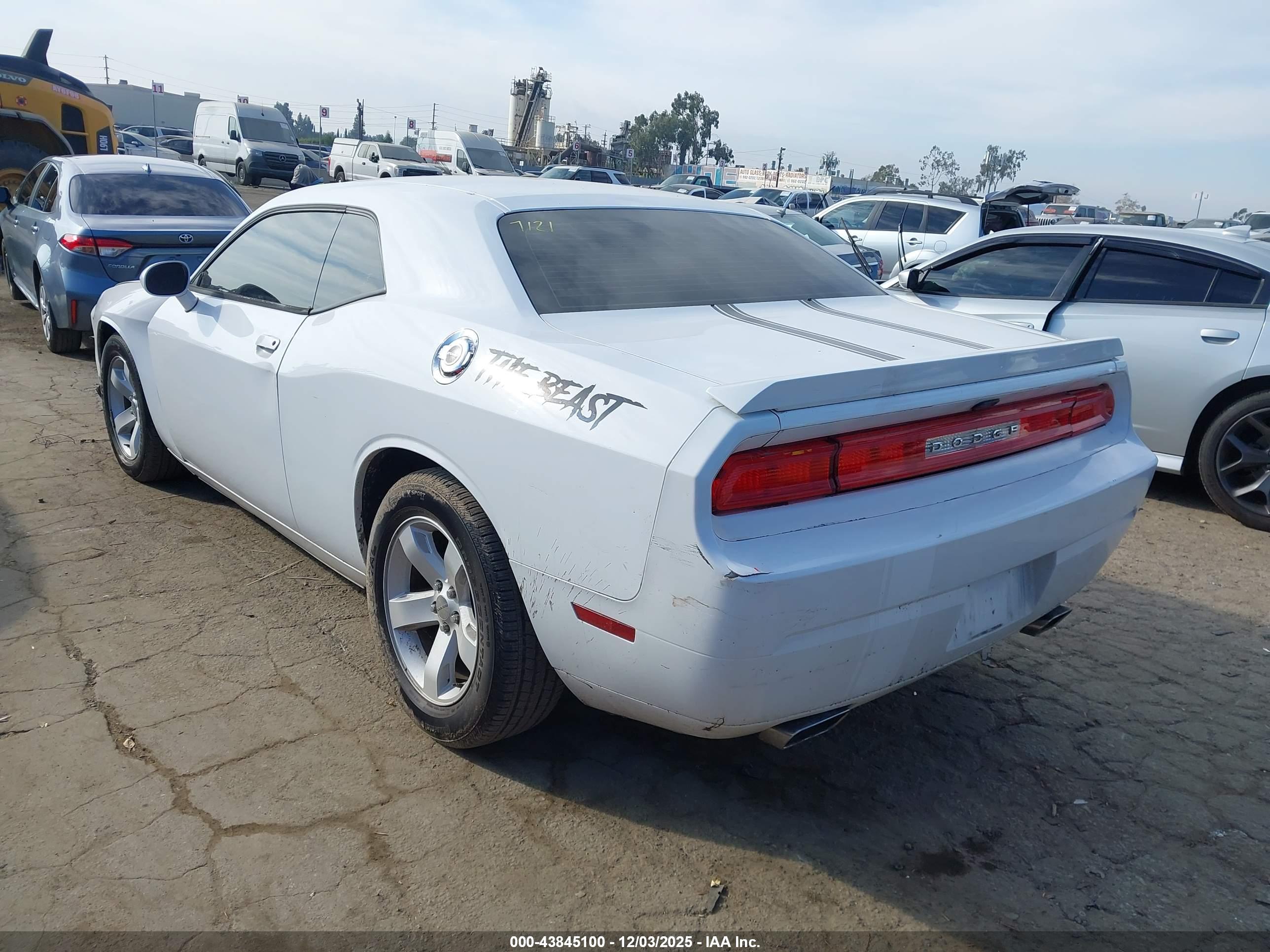 DODGE CHALLENGER image 3