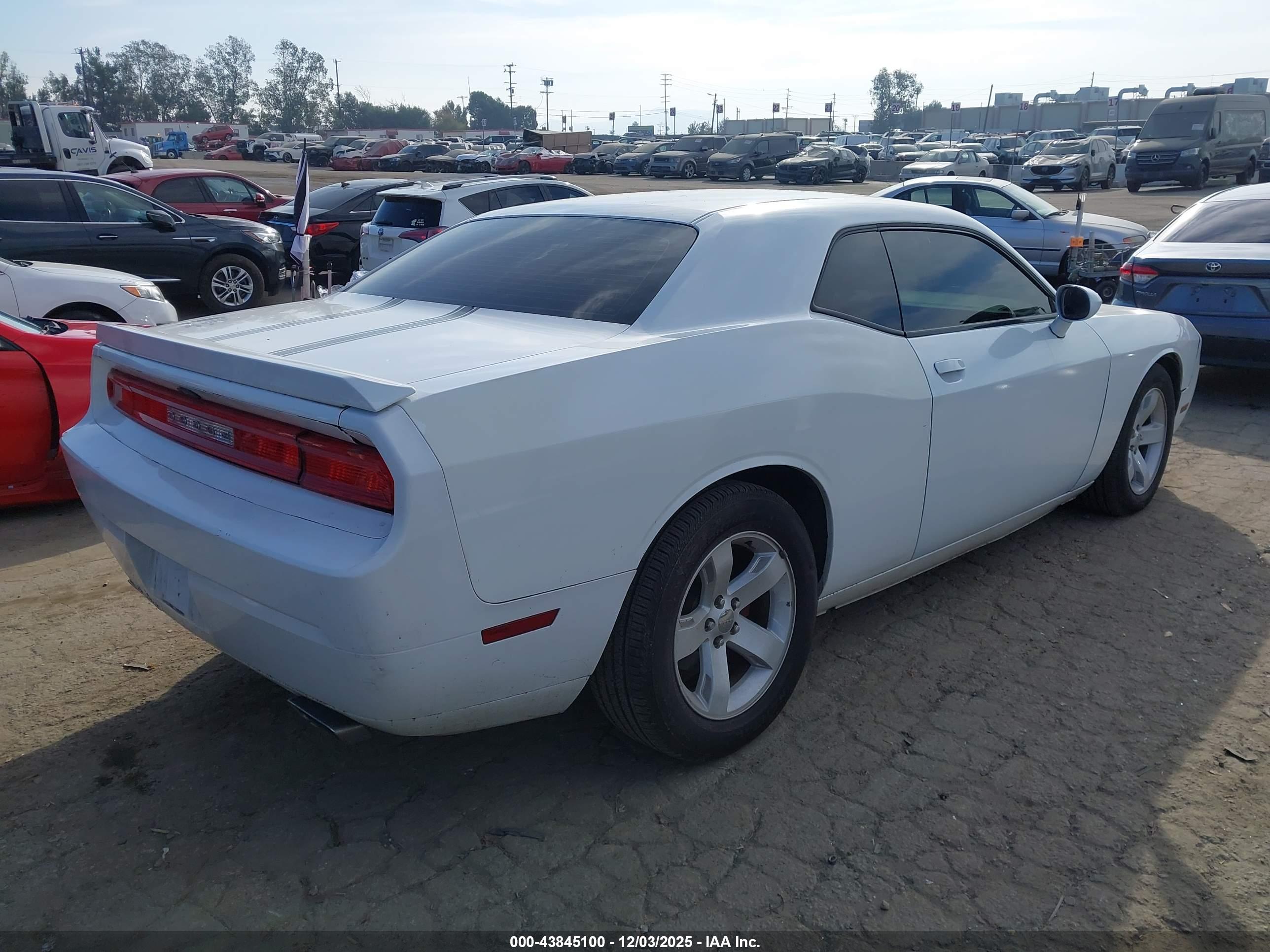 DODGE CHALLENGER image 4