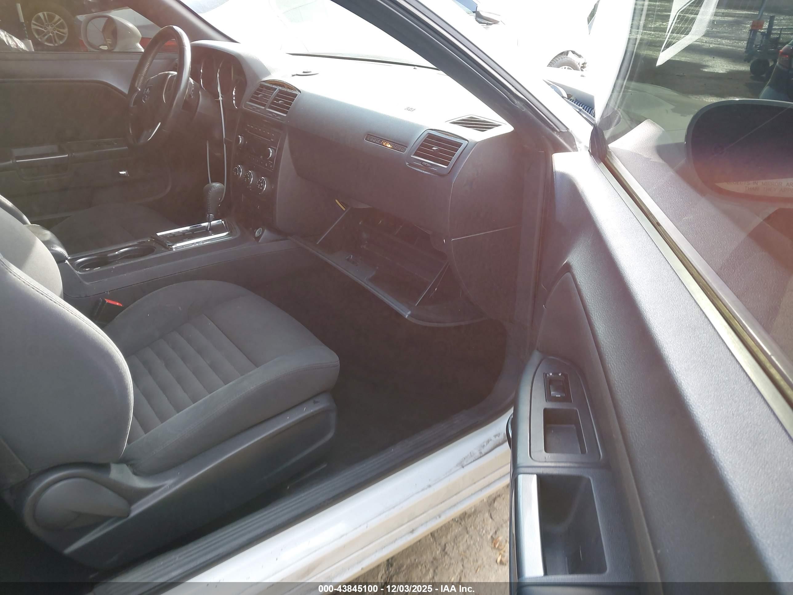 DODGE CHALLENGER image 5