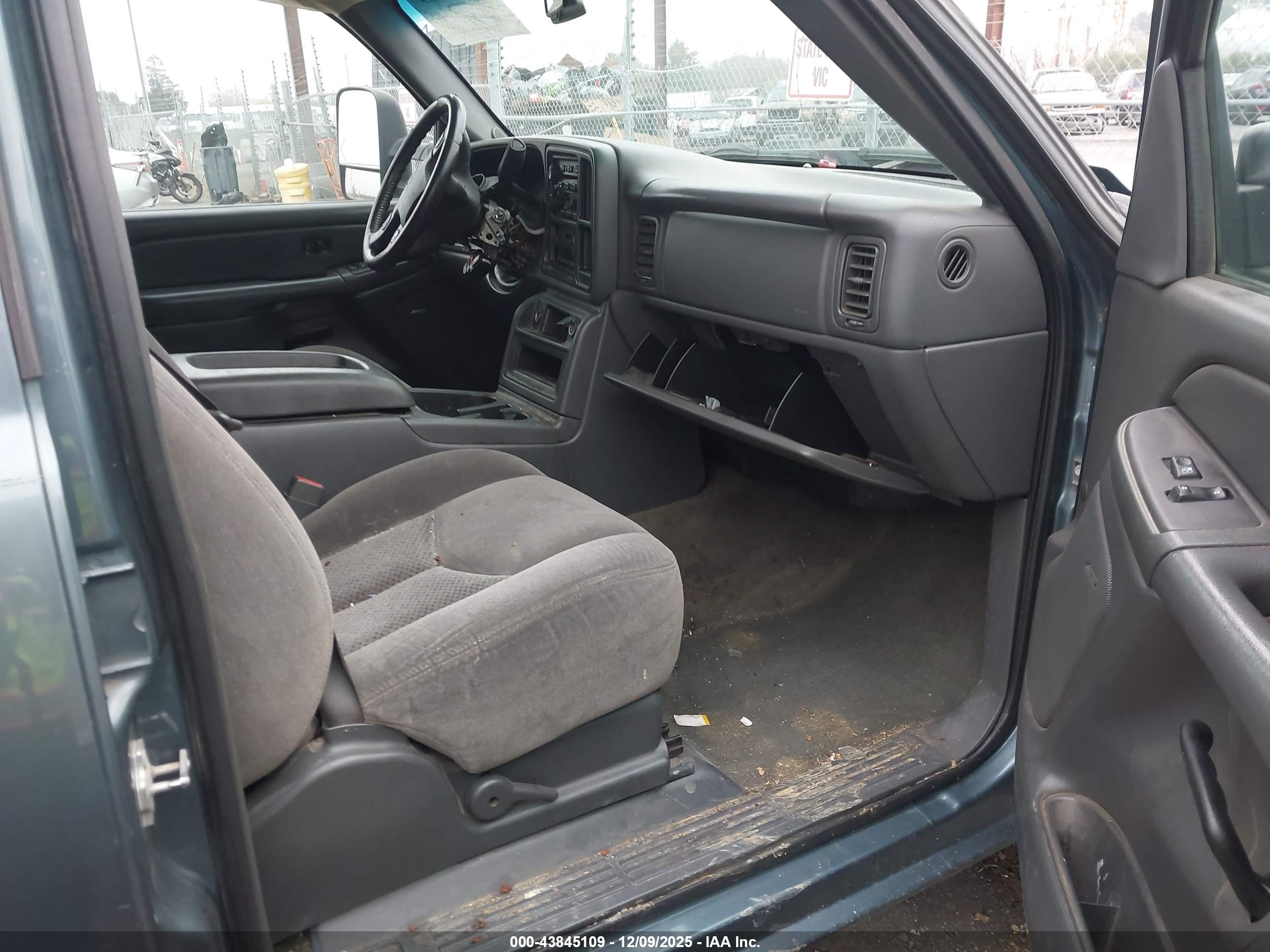 CHEVROLET SILVERADO image 5