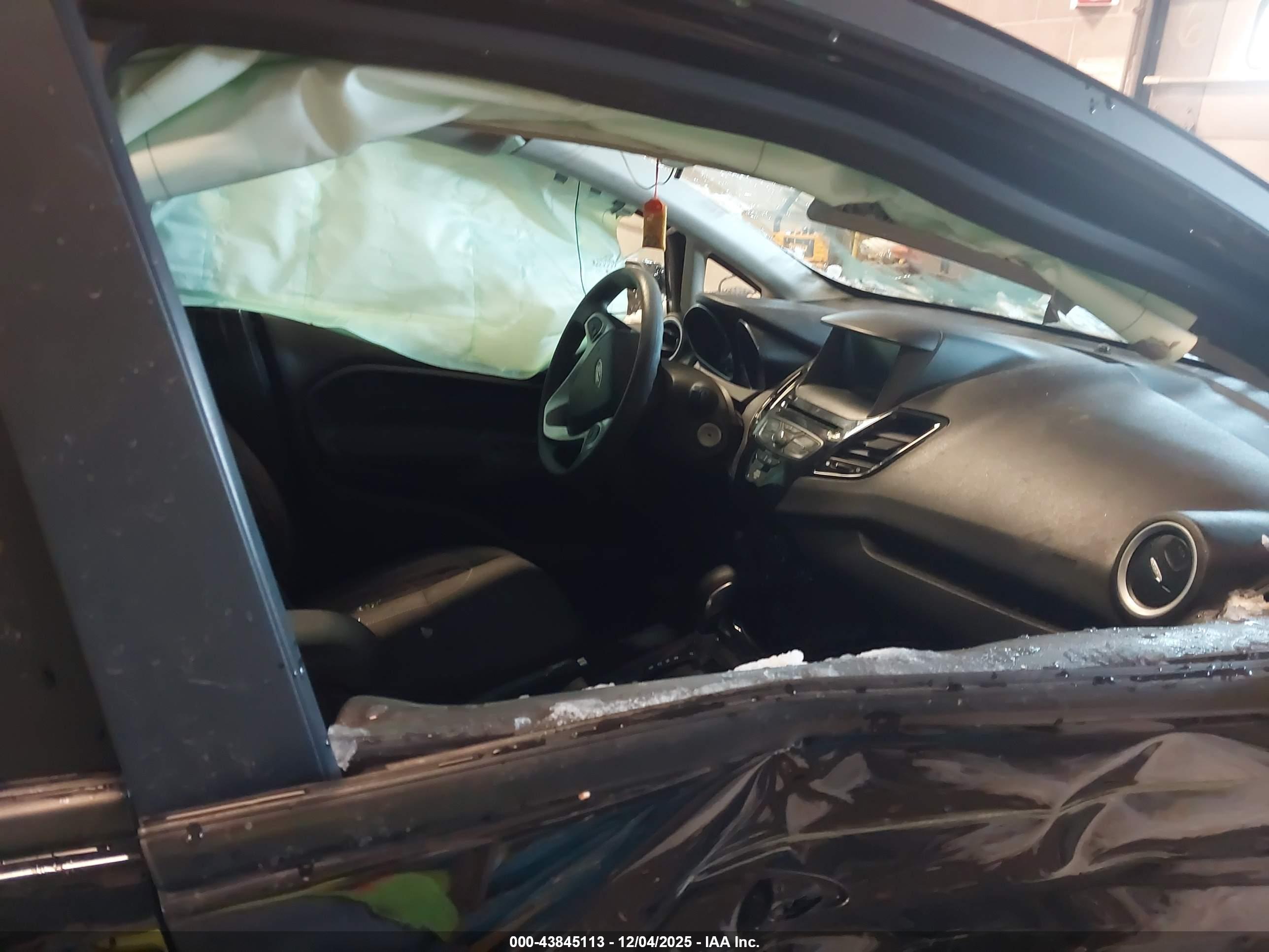FORD FIESTA image 5