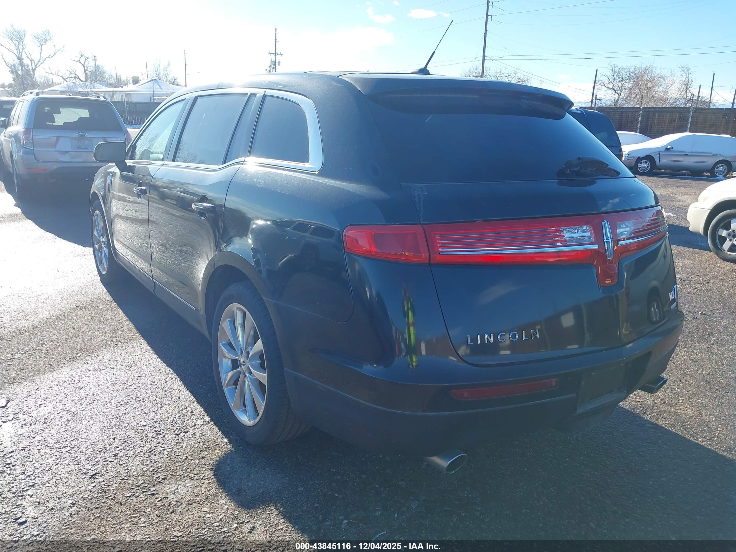 LINCOLN MKT image 3