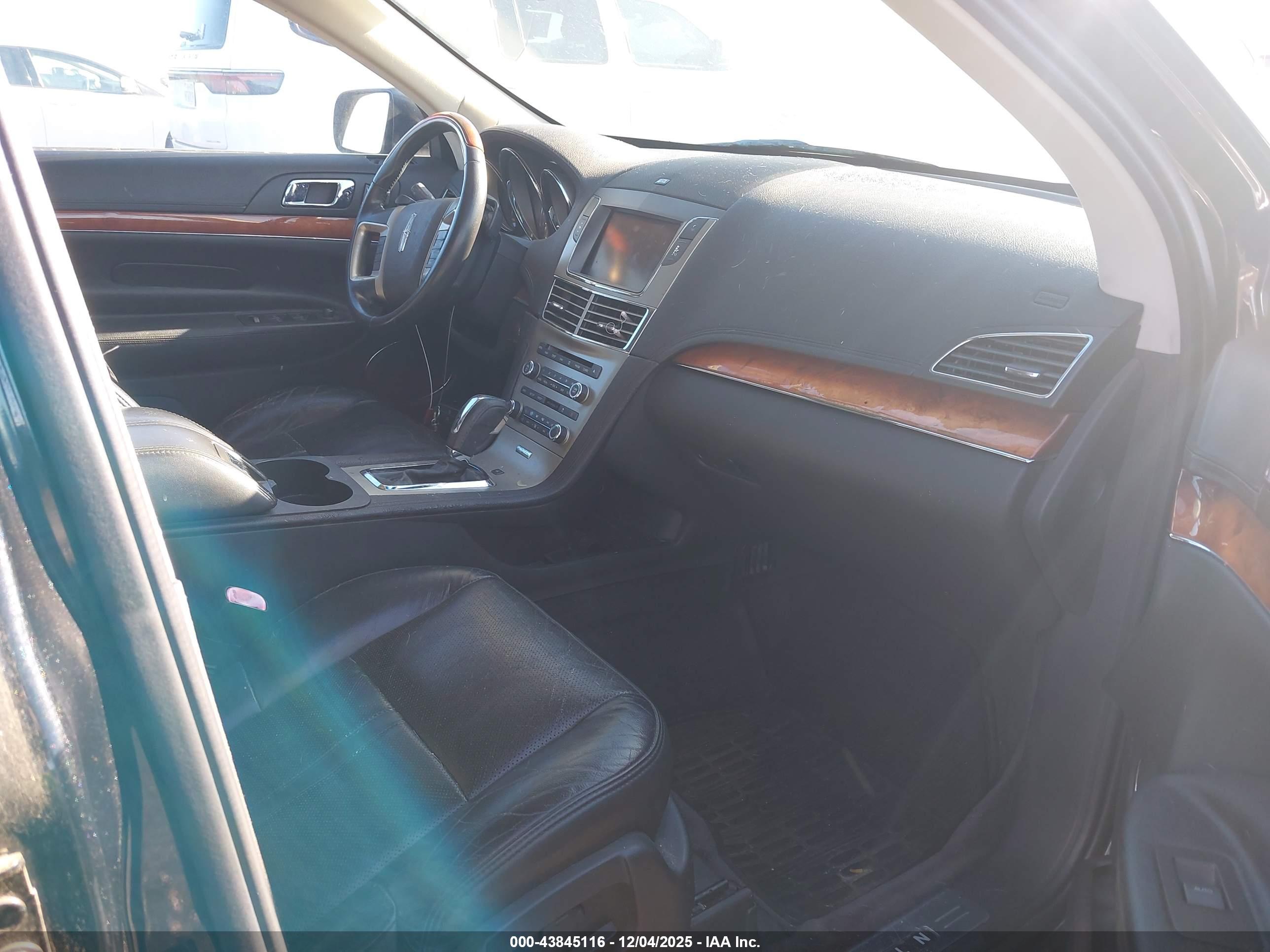 LINCOLN MKT image 5