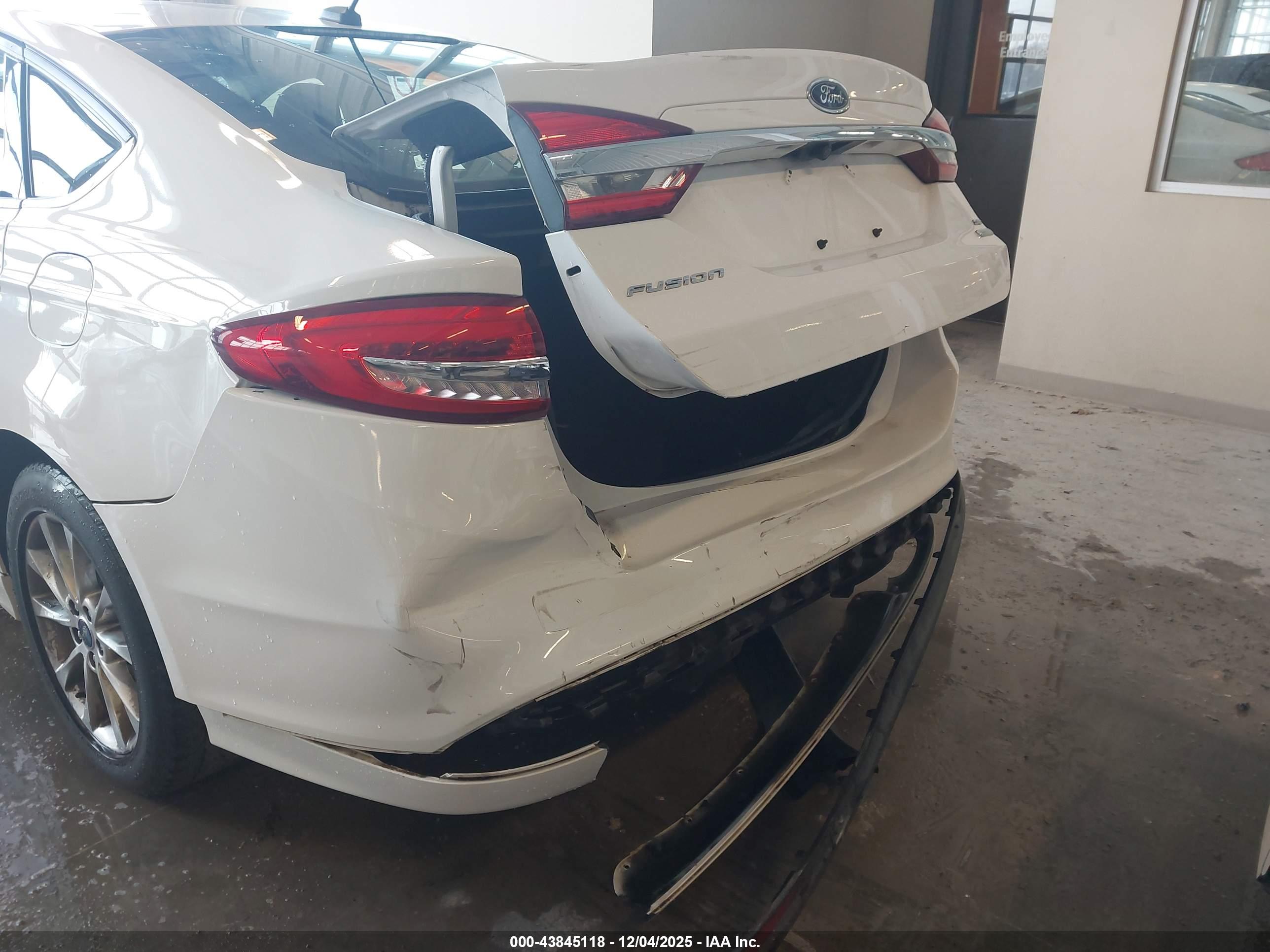 FORD FUSION image 6