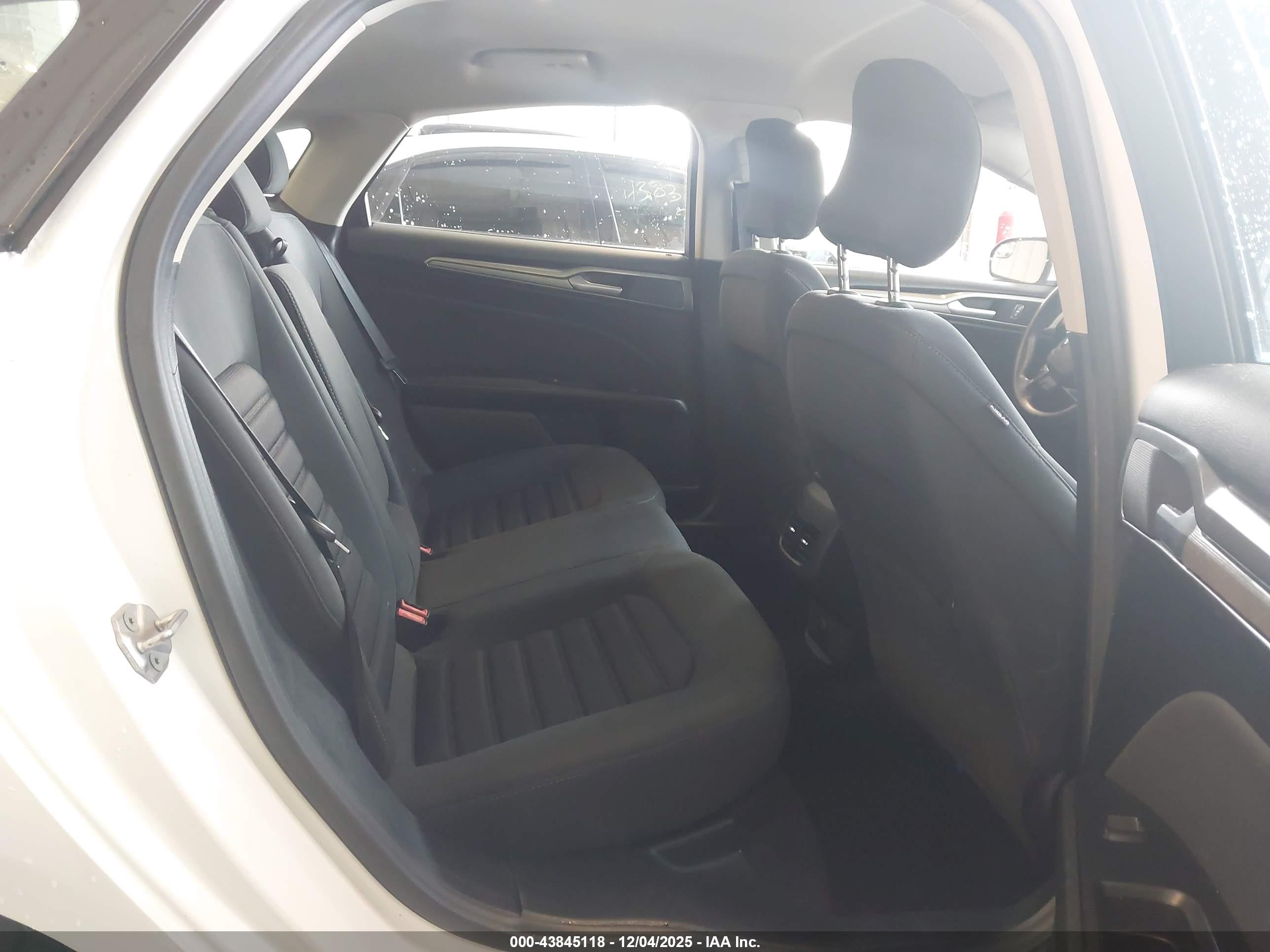 FORD FUSION image 8