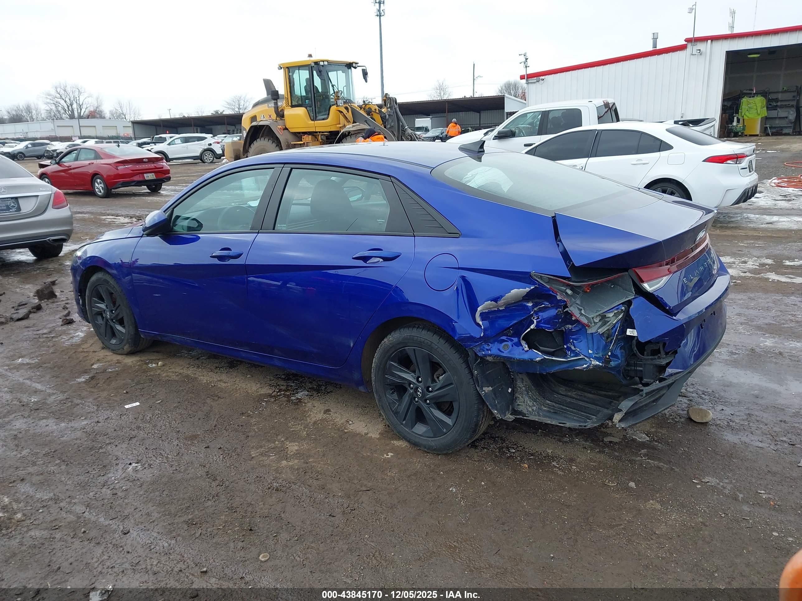 HYUNDAI ELANTRA image 3