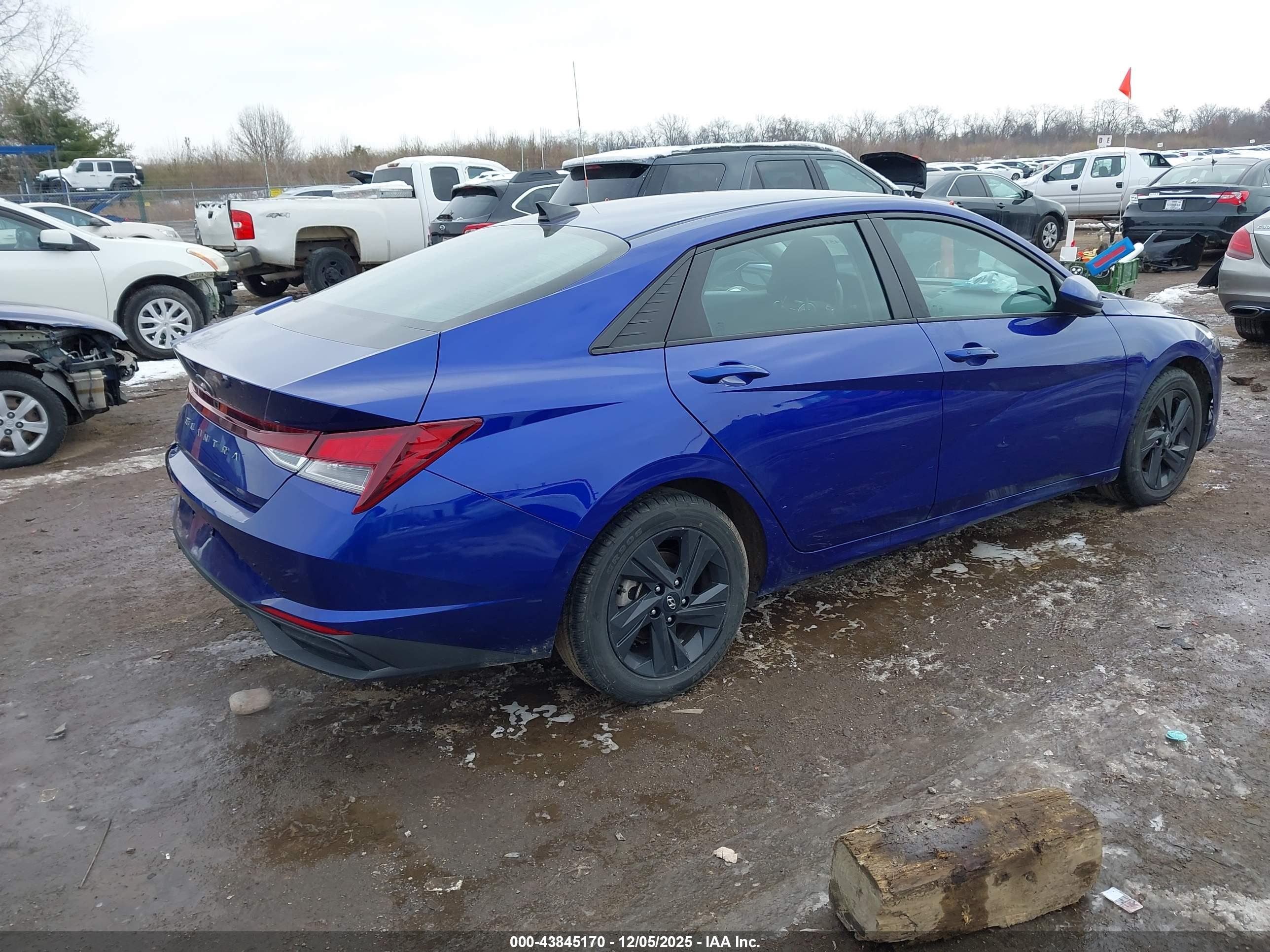 HYUNDAI ELANTRA image 4