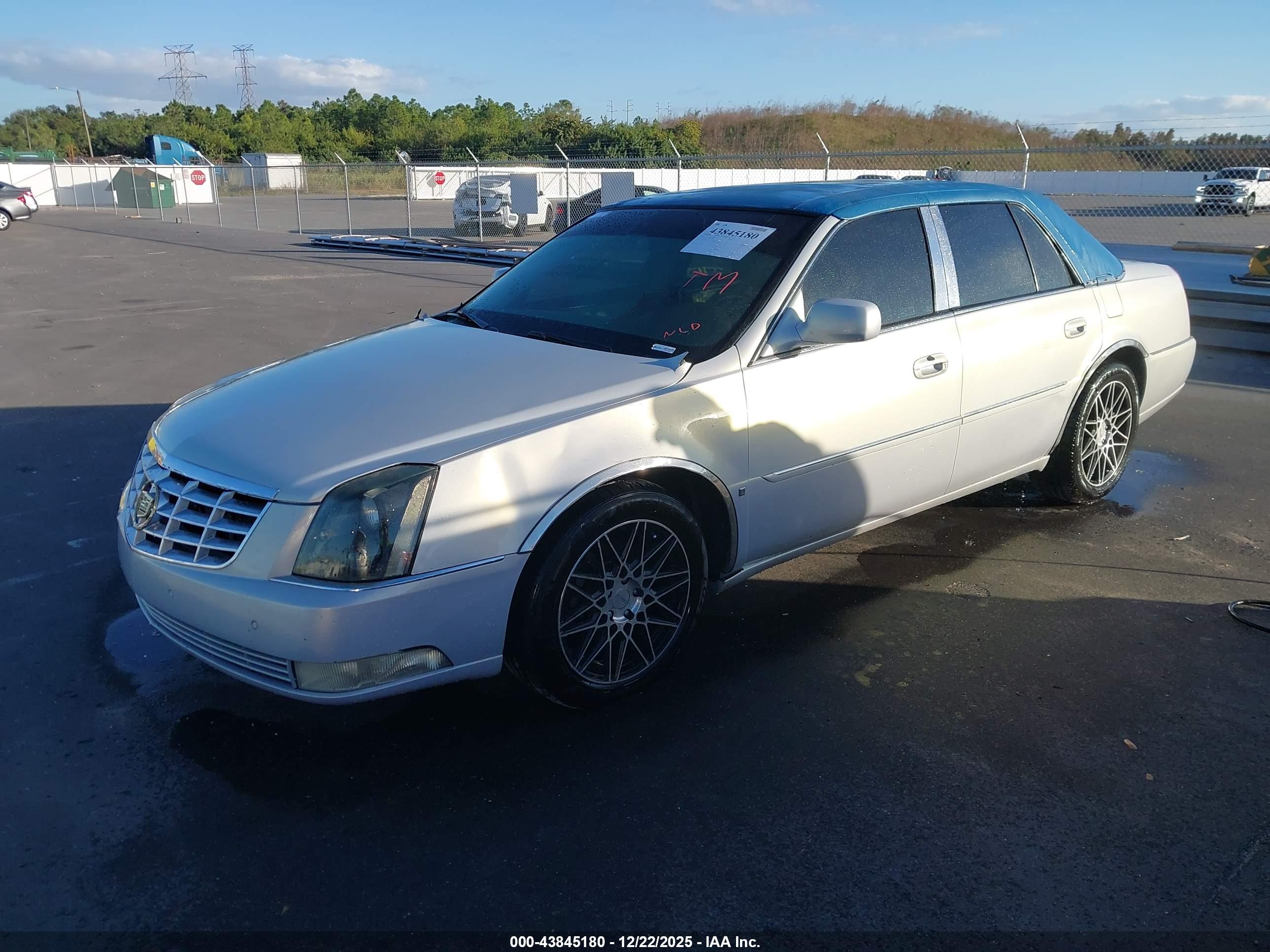 CADILLAC DTS image 2