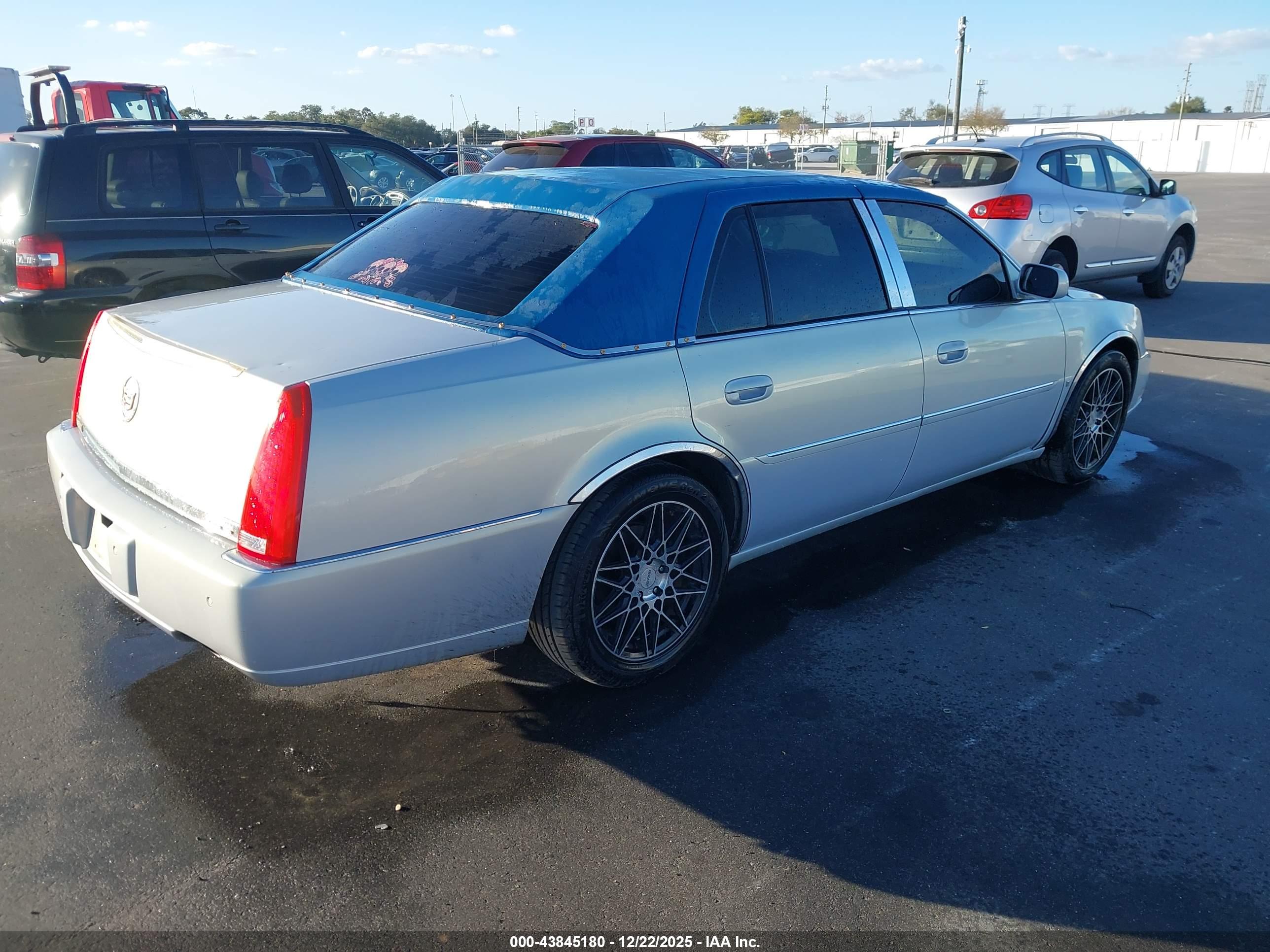 CADILLAC DTS image 4