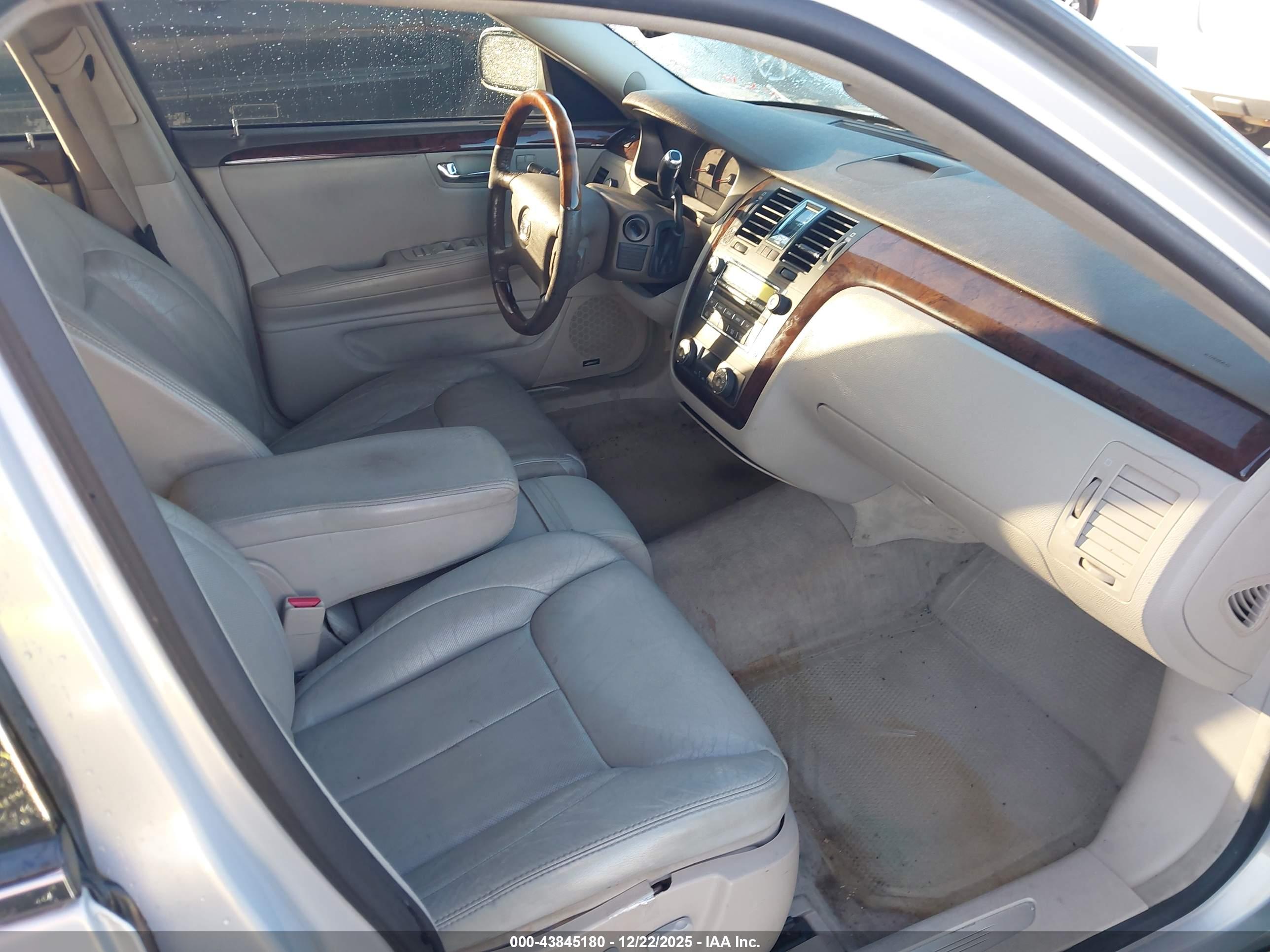 CADILLAC DTS image 5