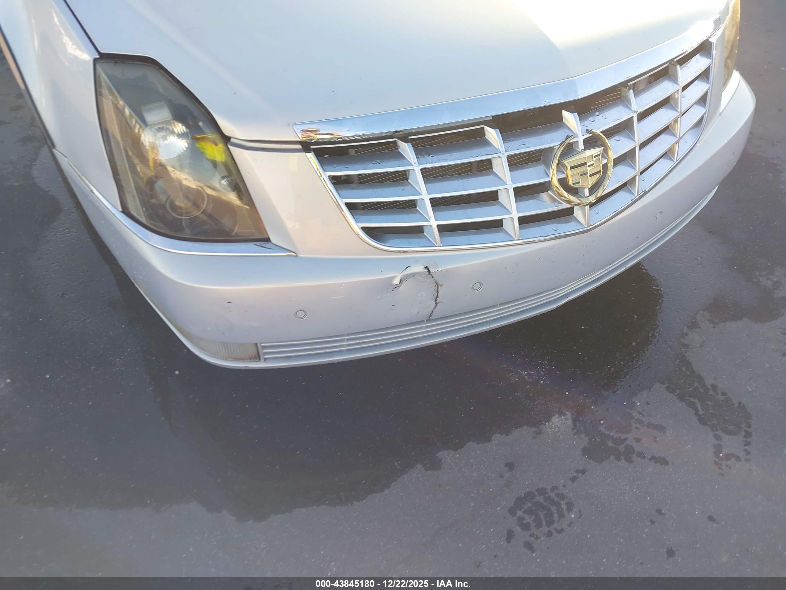 CADILLAC DTS image 6