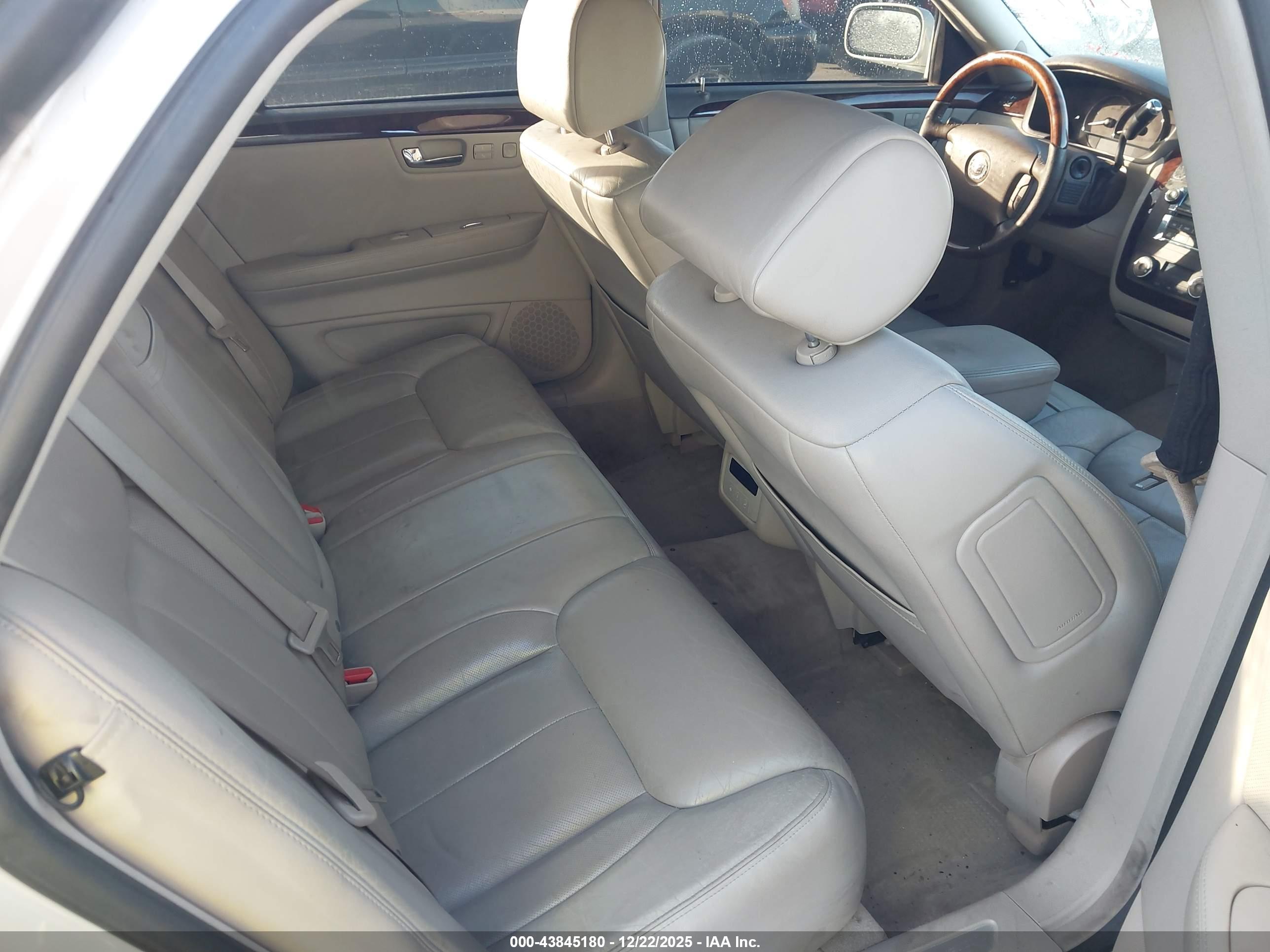 CADILLAC DTS image 8