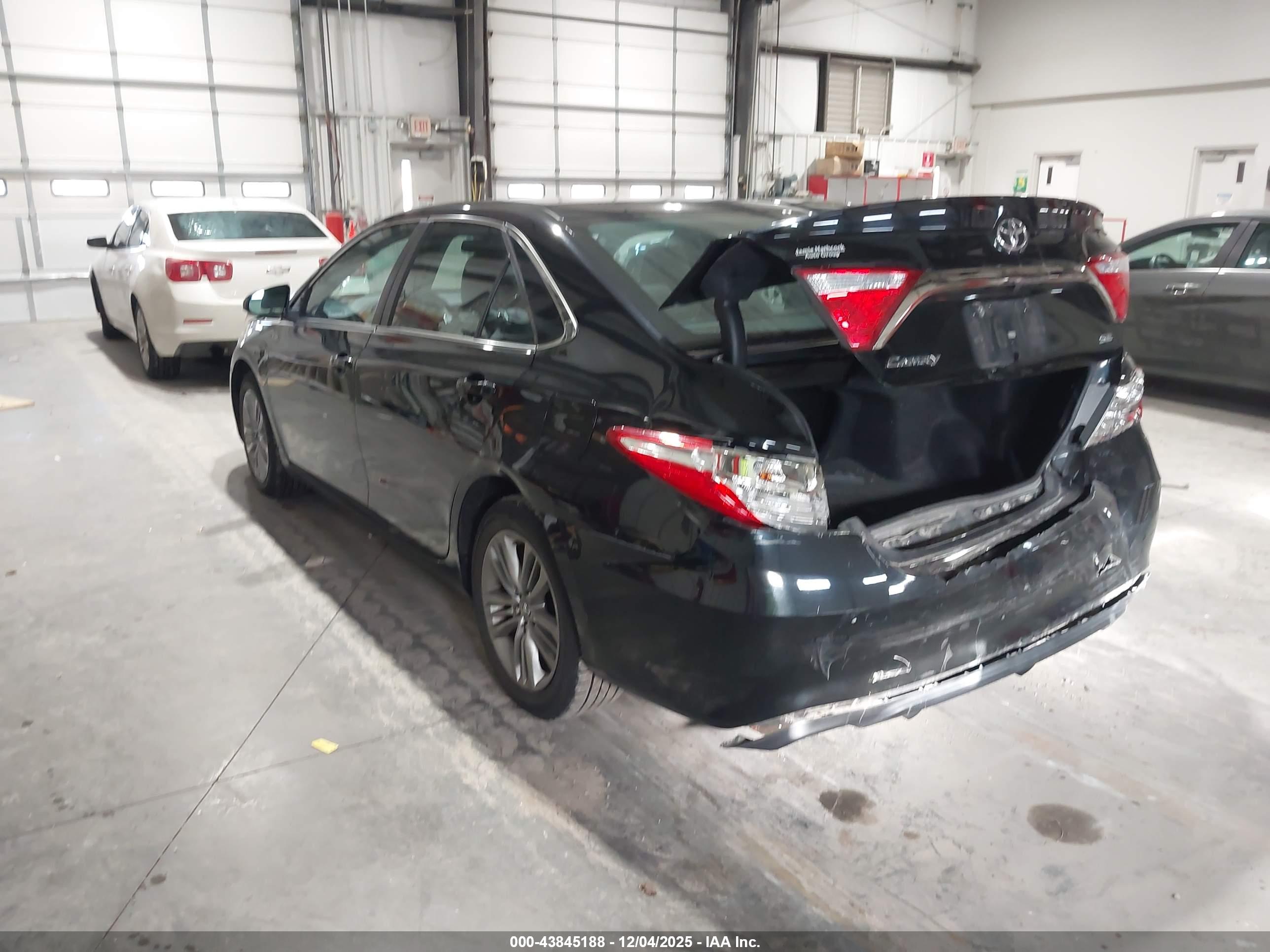 TOYOTA CAMRY image 3
