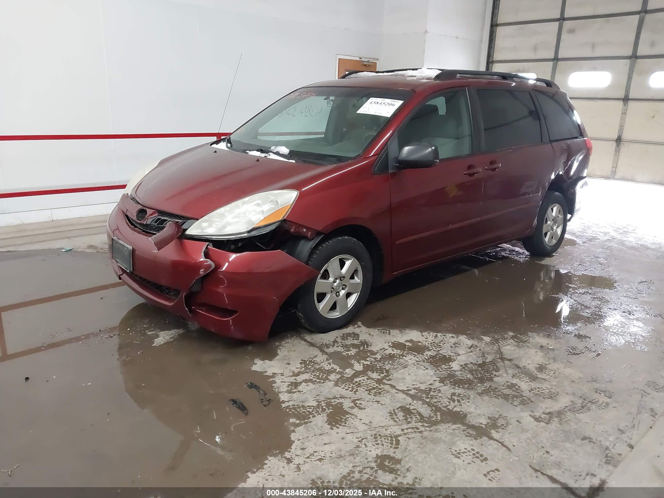 TOYOTA SIENNA image 2