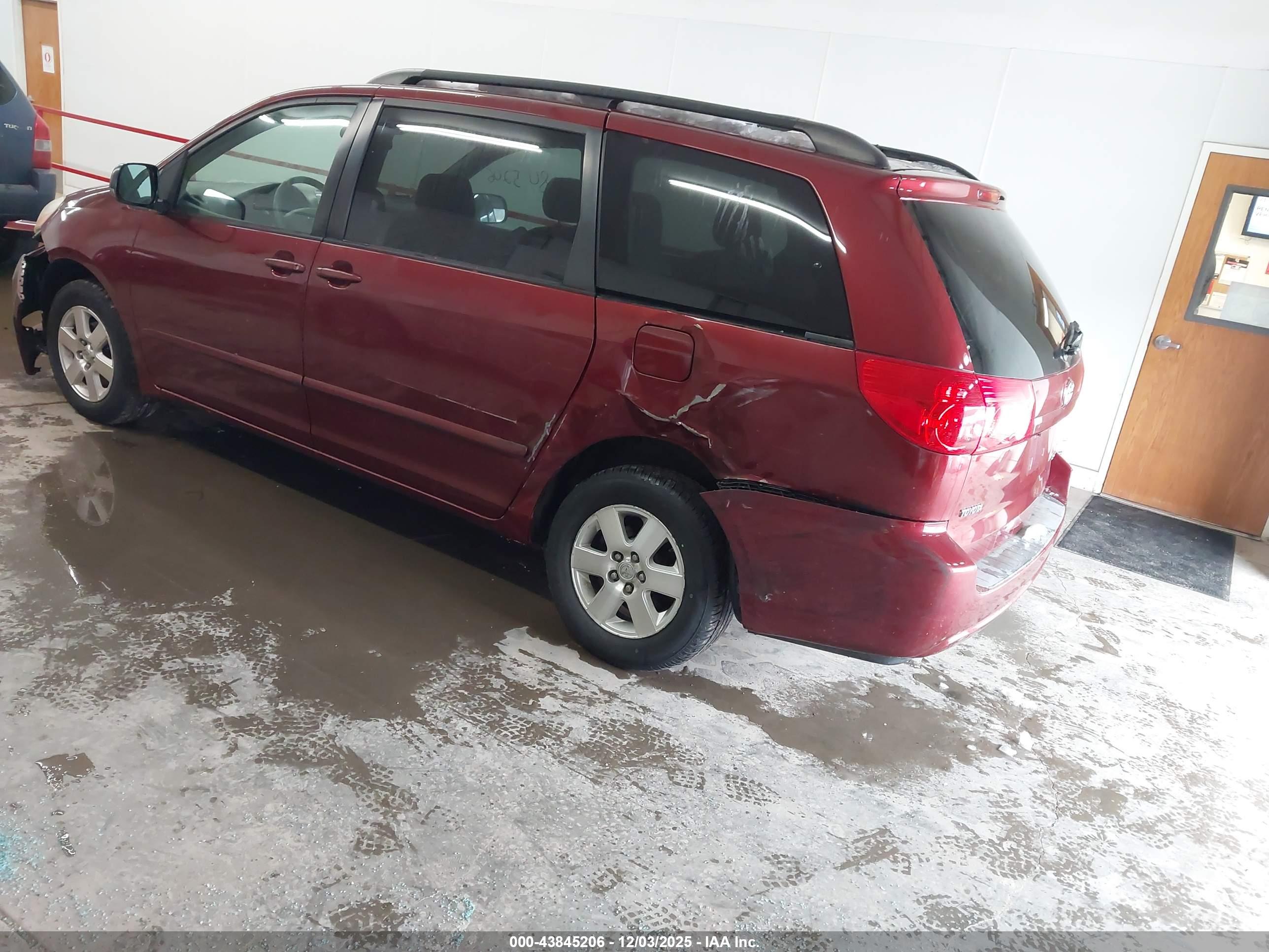 TOYOTA SIENNA image 3