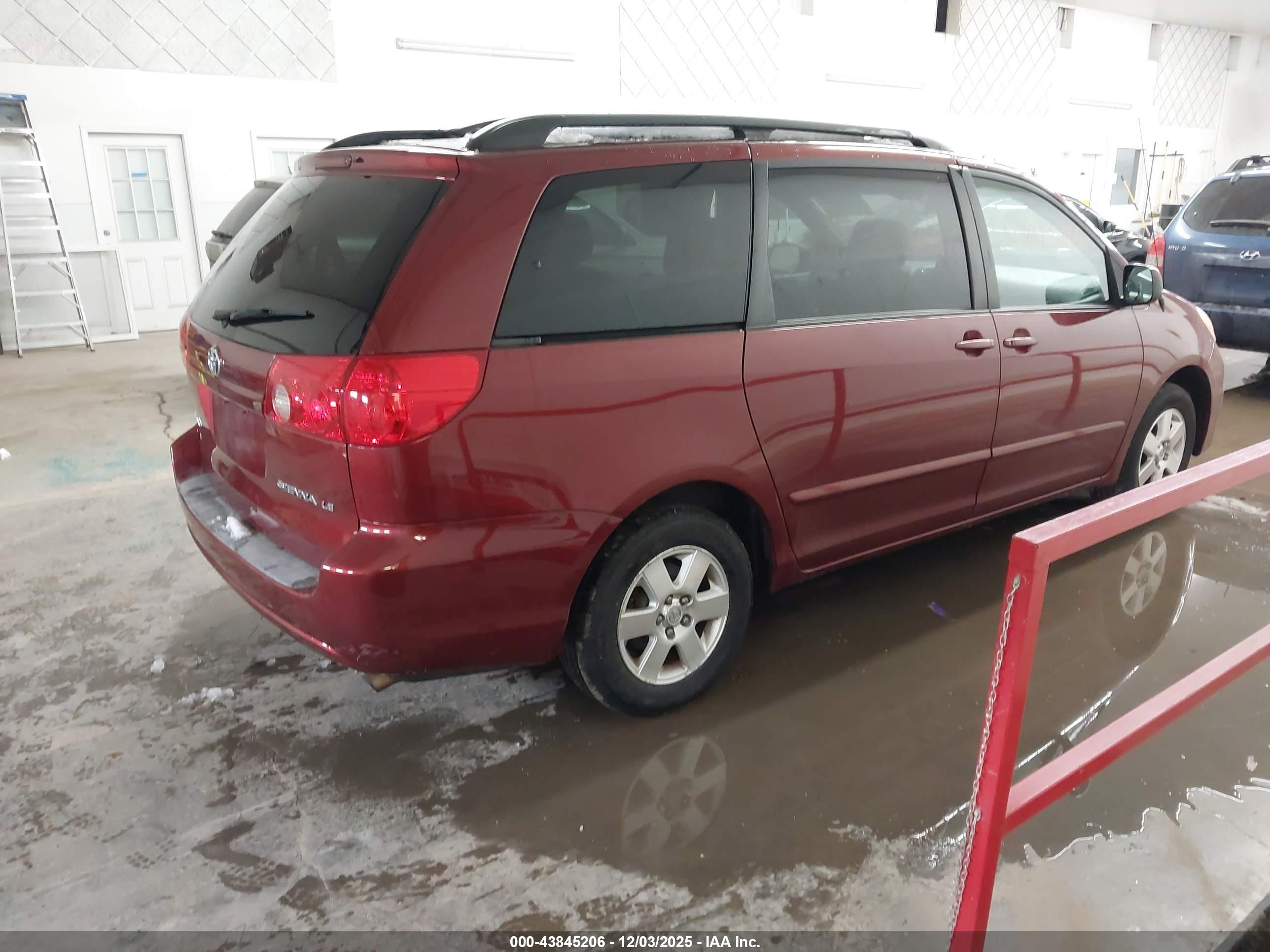 TOYOTA SIENNA image 4