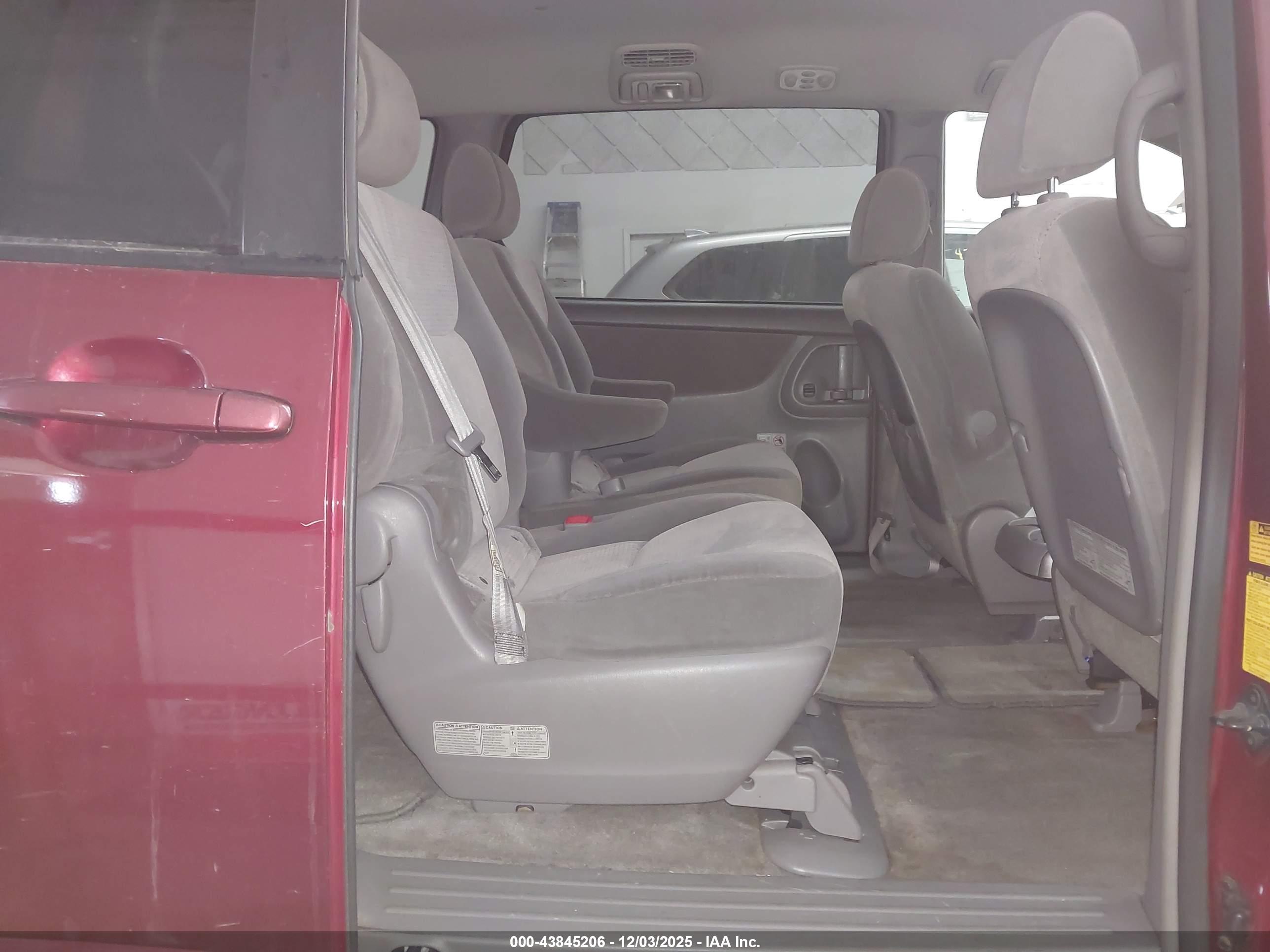 TOYOTA SIENNA image 8