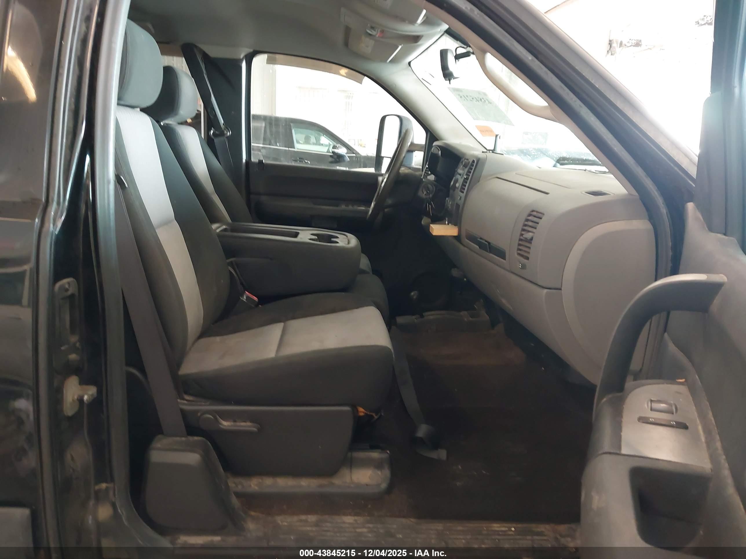 CHEVROLET SILVERADO image 5