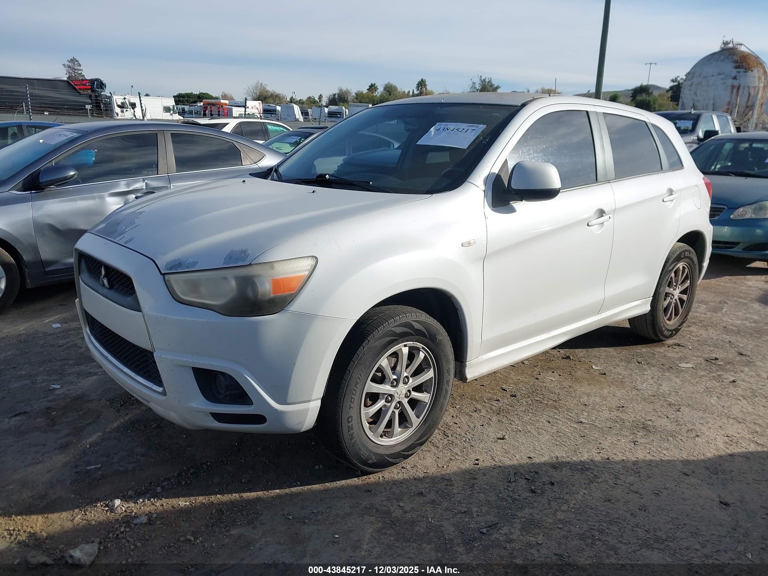 MITSUBISHI OUTLANDER image 2