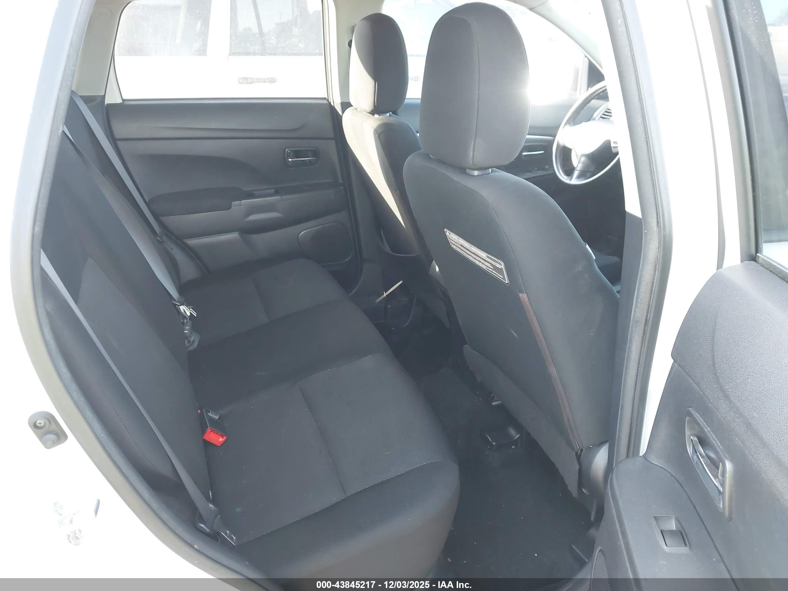MITSUBISHI OUTLANDER image 8