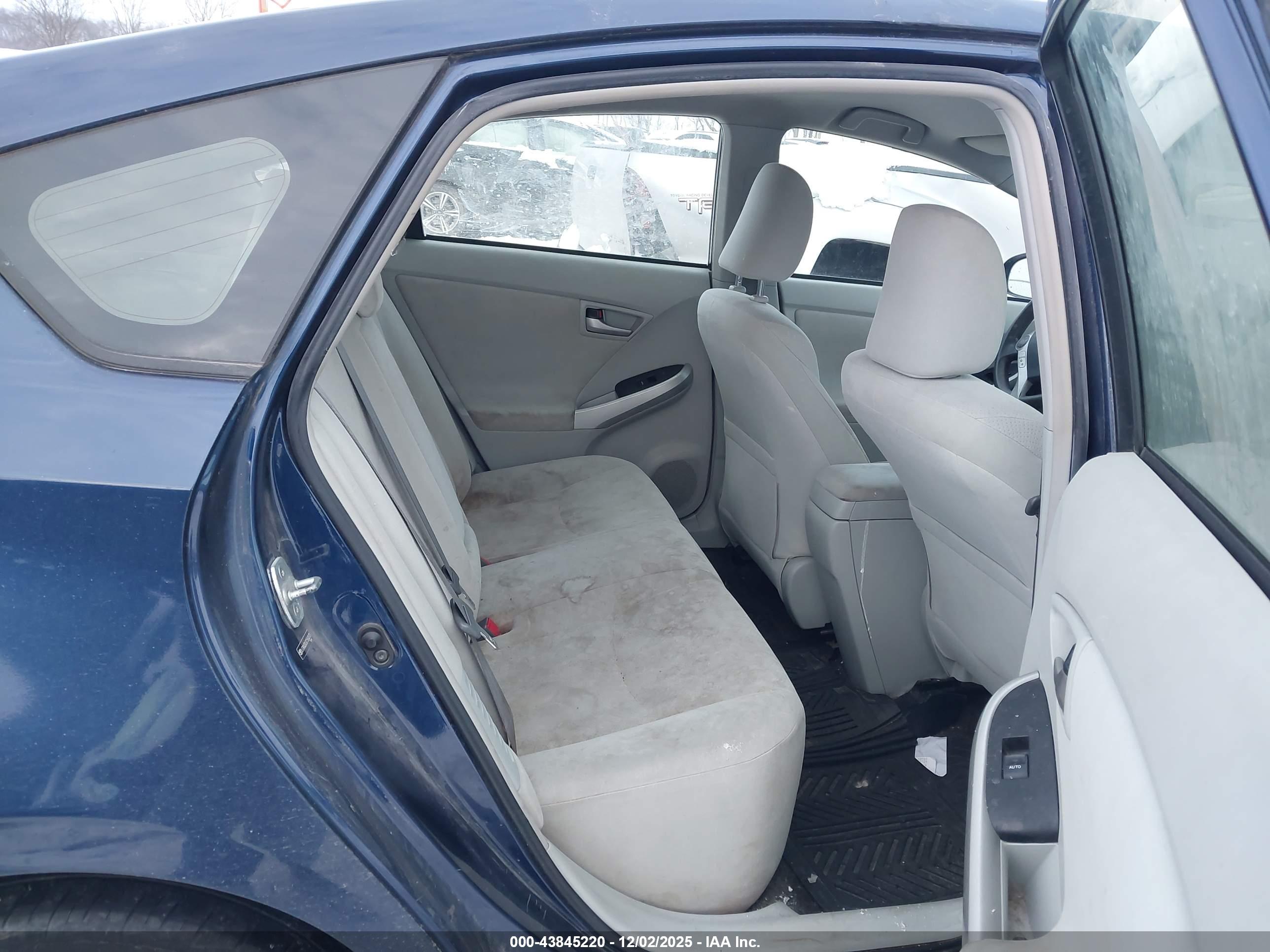 TOYOTA PRIUS image 8