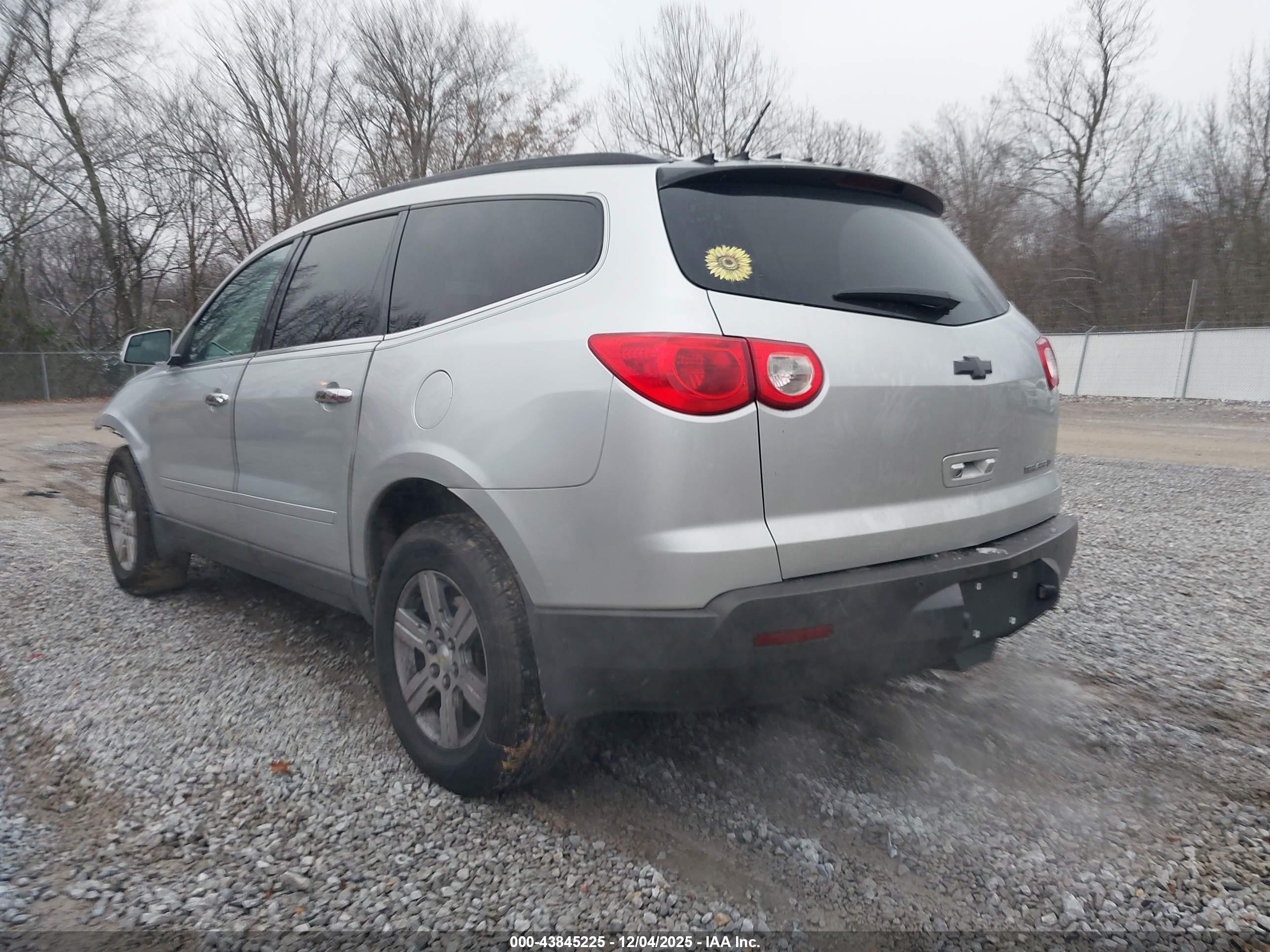 CHEVROLET TRAVERSE image 3