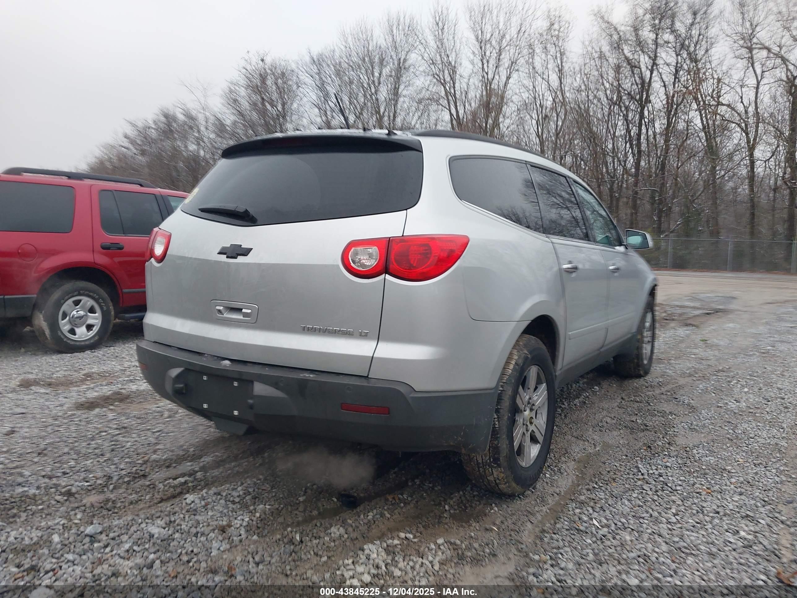 CHEVROLET TRAVERSE image 4