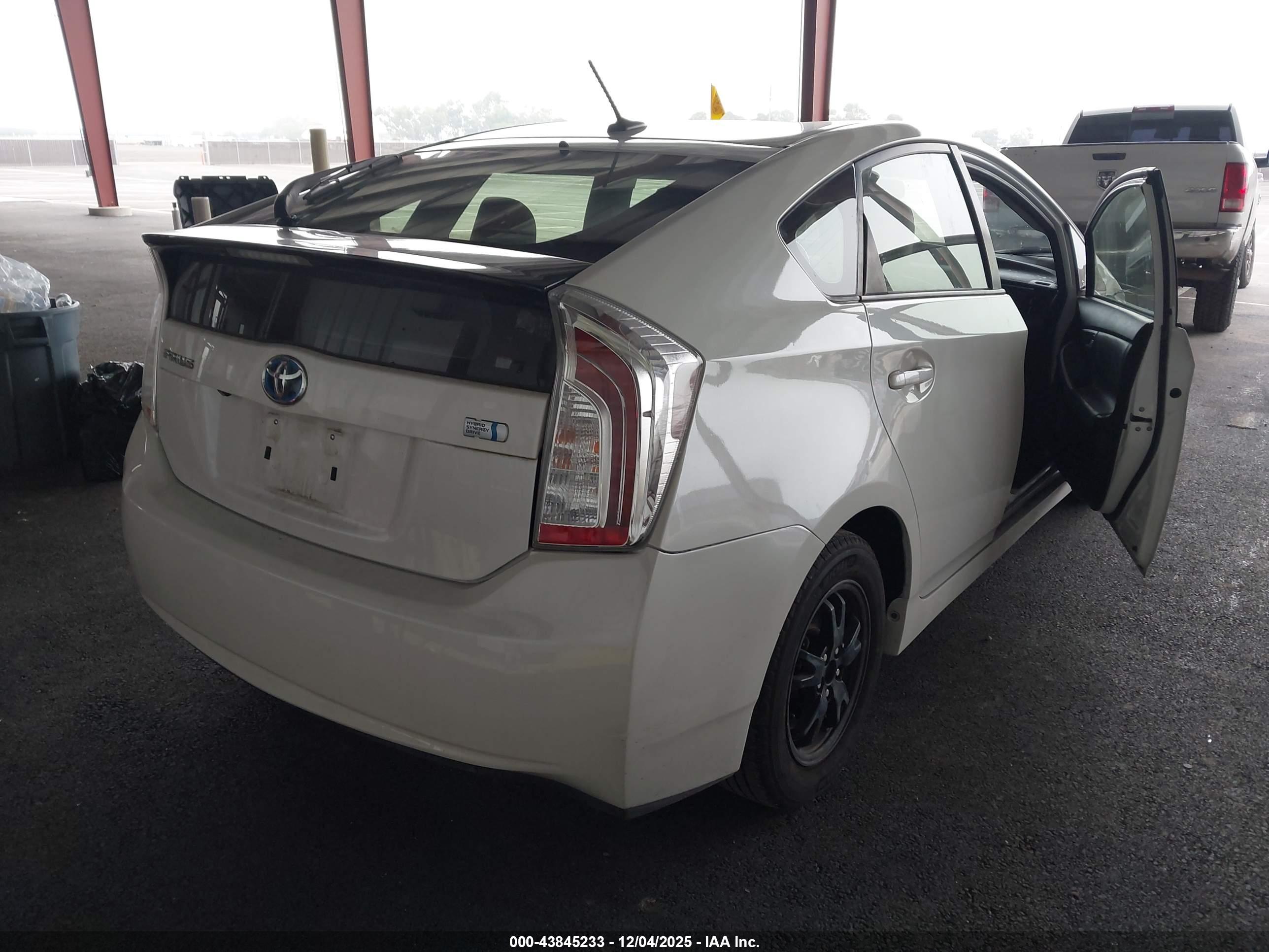 TOYOTA PRIUS image 4