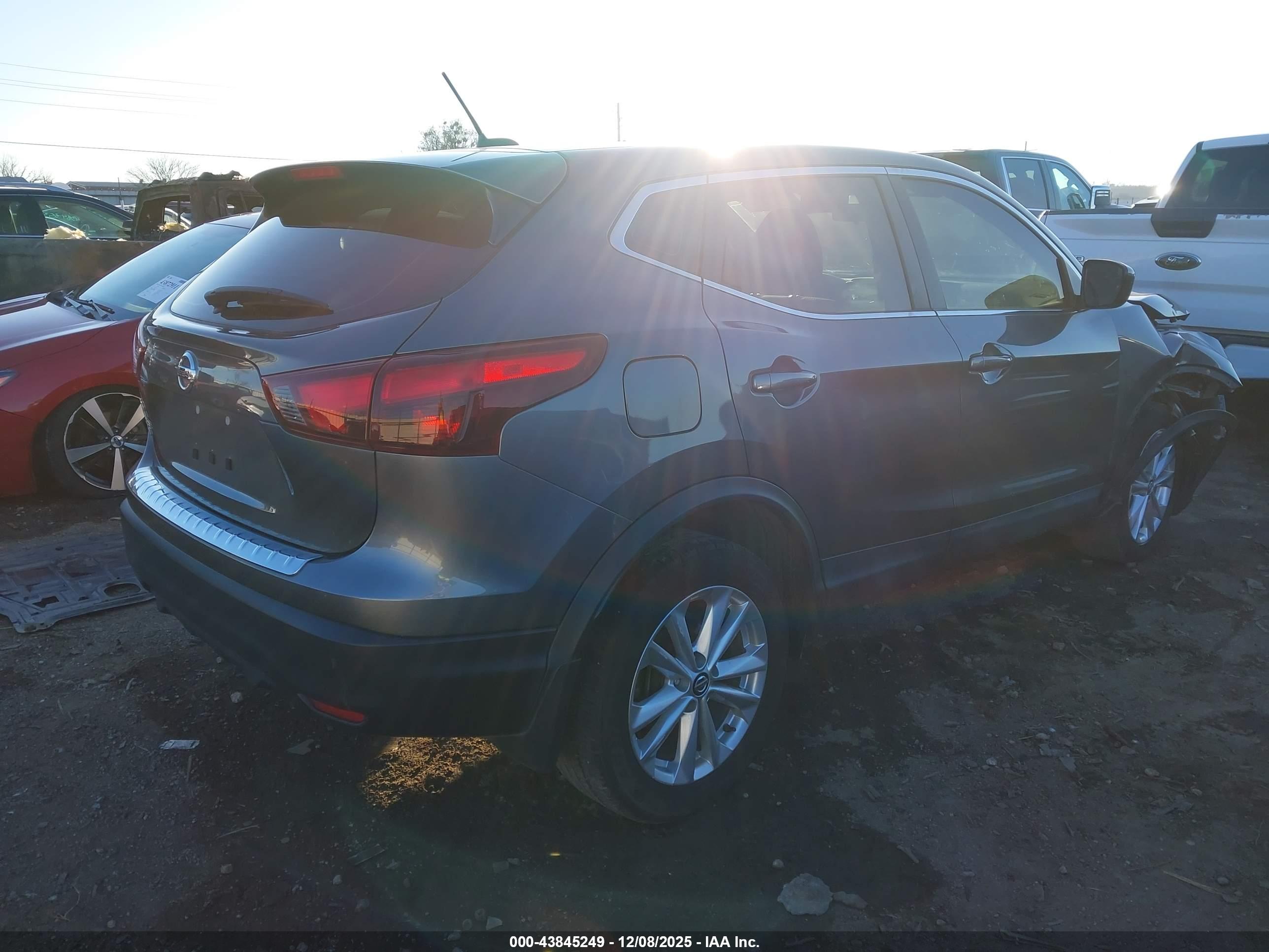 NISSAN ROGUE image 4