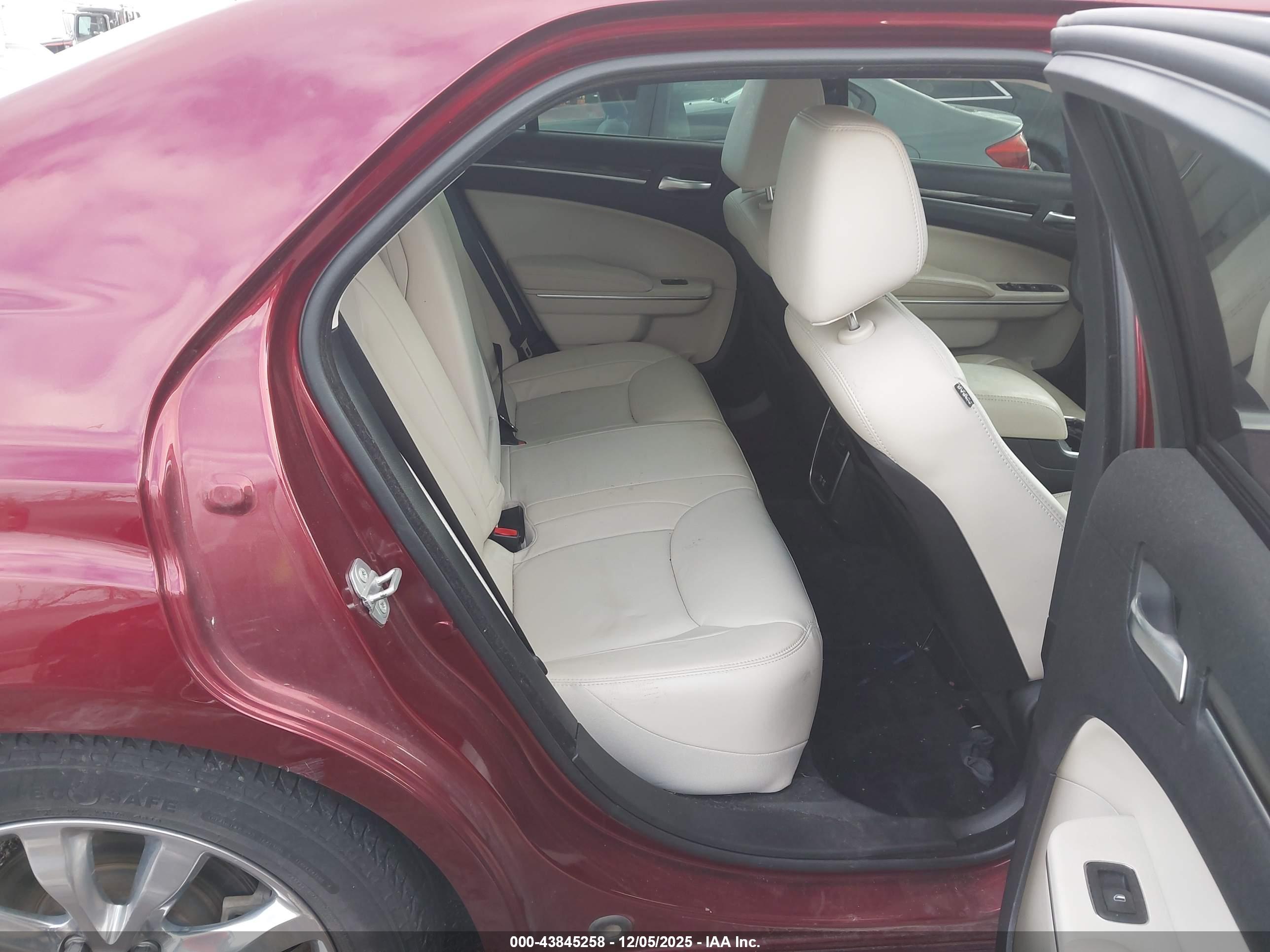 CHRYSLER 300 image 8