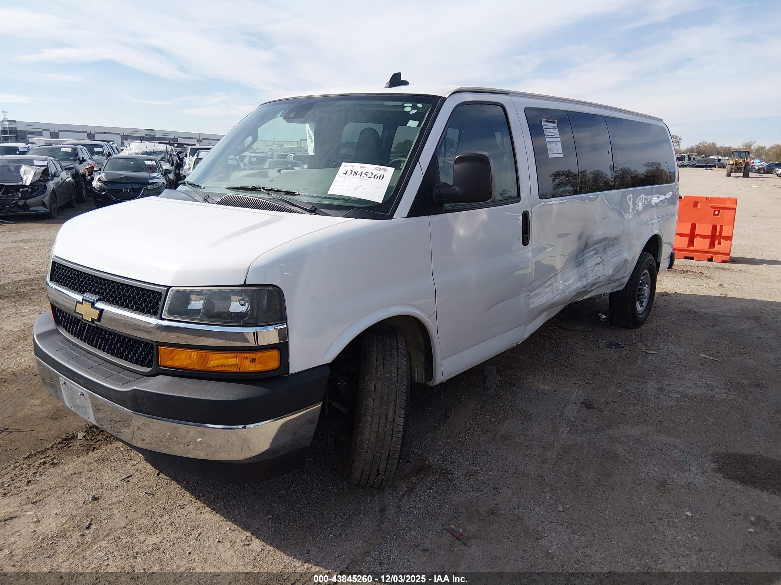 CHEVROLET EXPRESS image 2