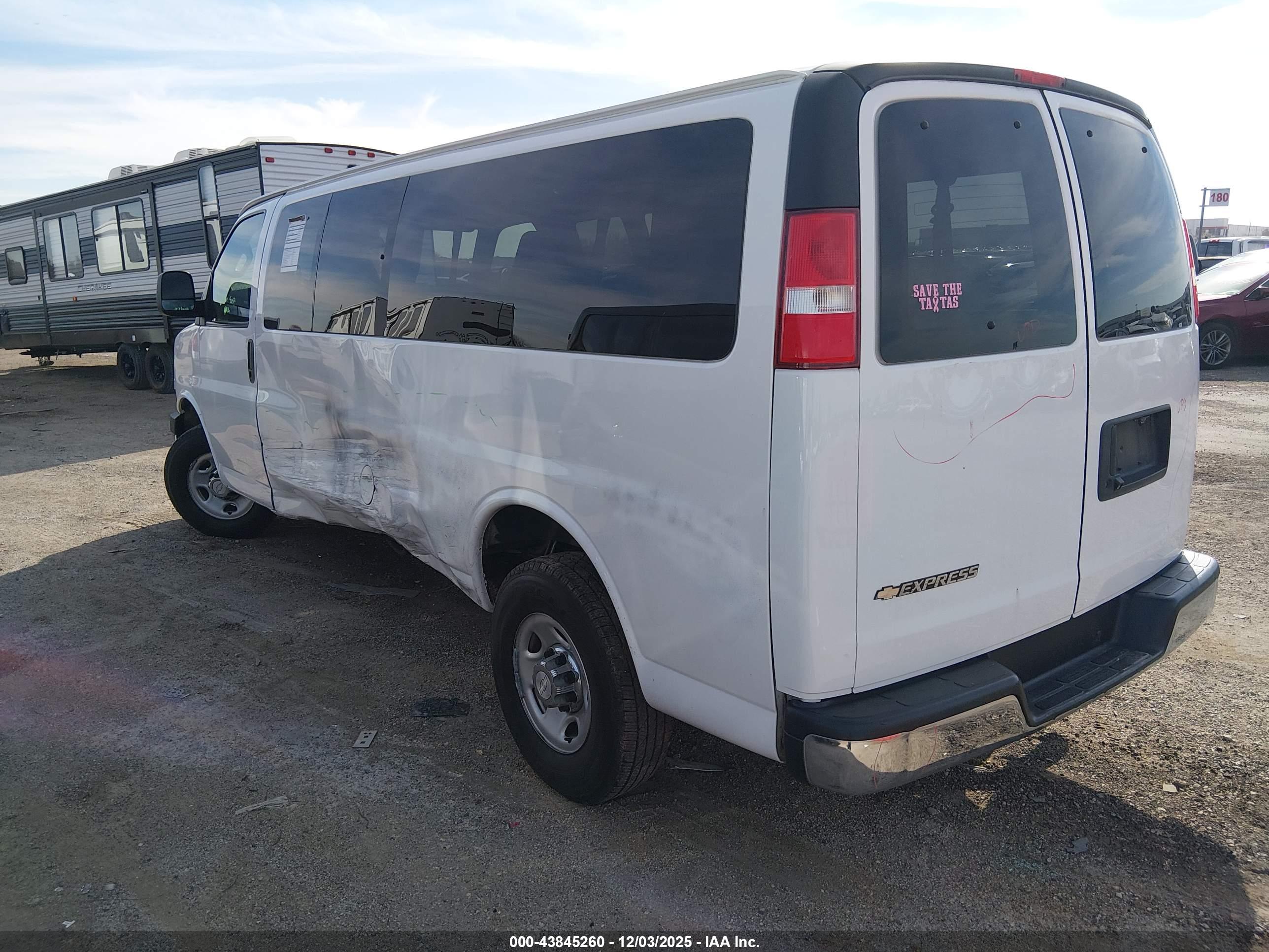 CHEVROLET EXPRESS image 3