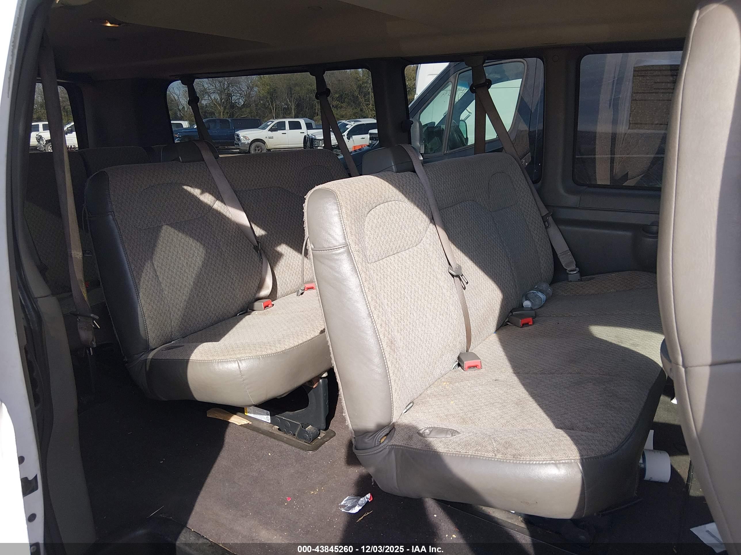 CHEVROLET EXPRESS image 8