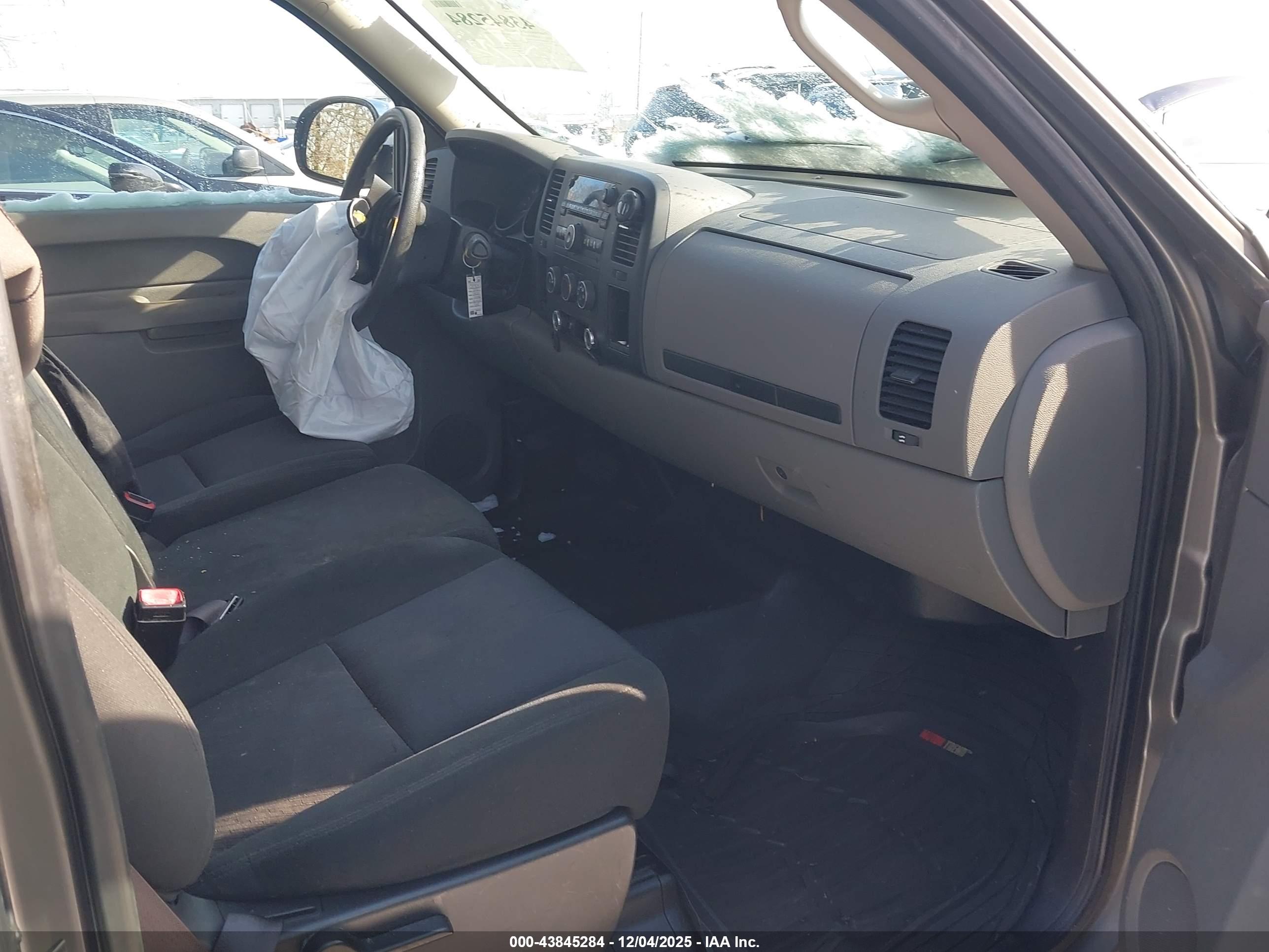 CHEVROLET SILVERADO image 5